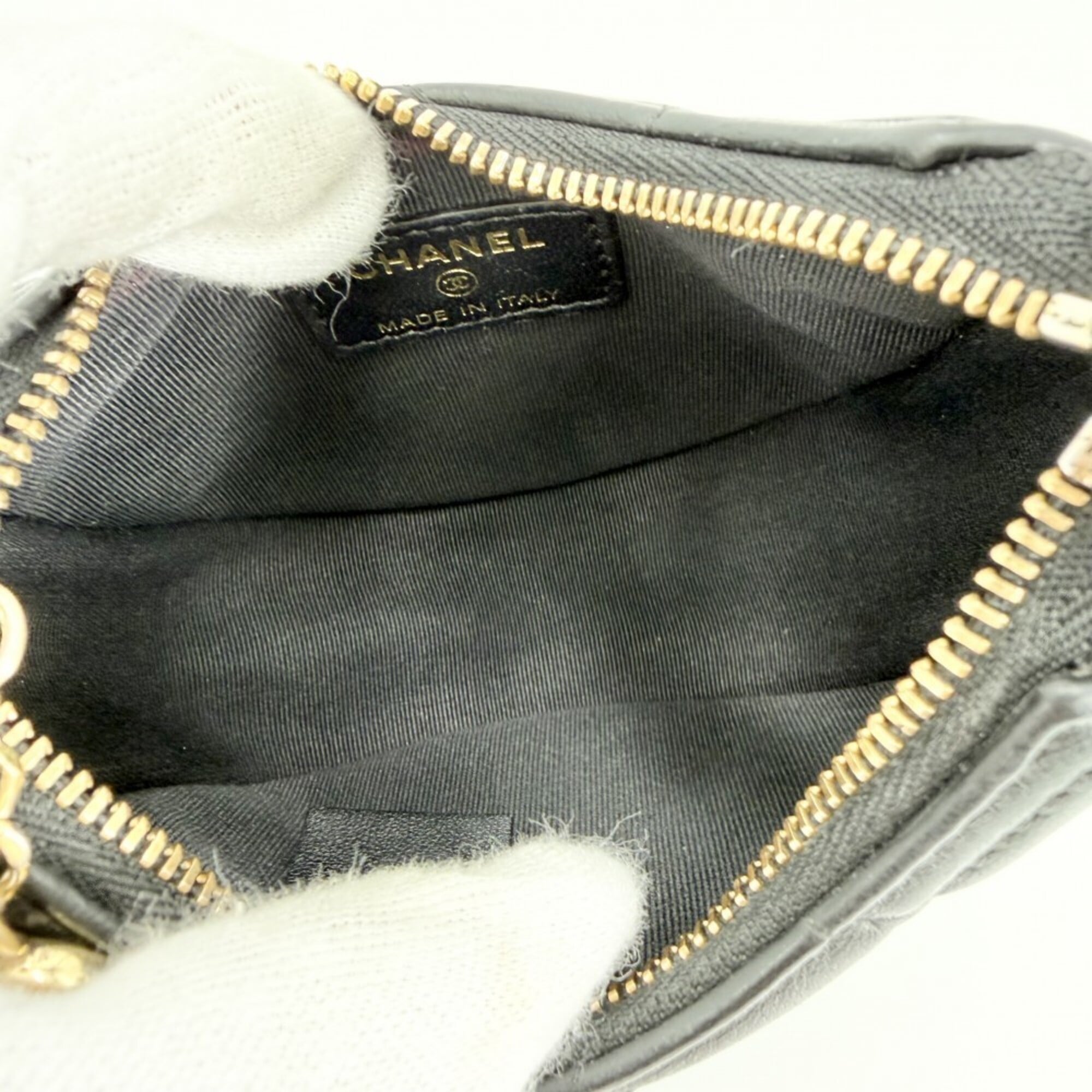 Chanel Black Leather Shoulder Bag (Pre-Owned)