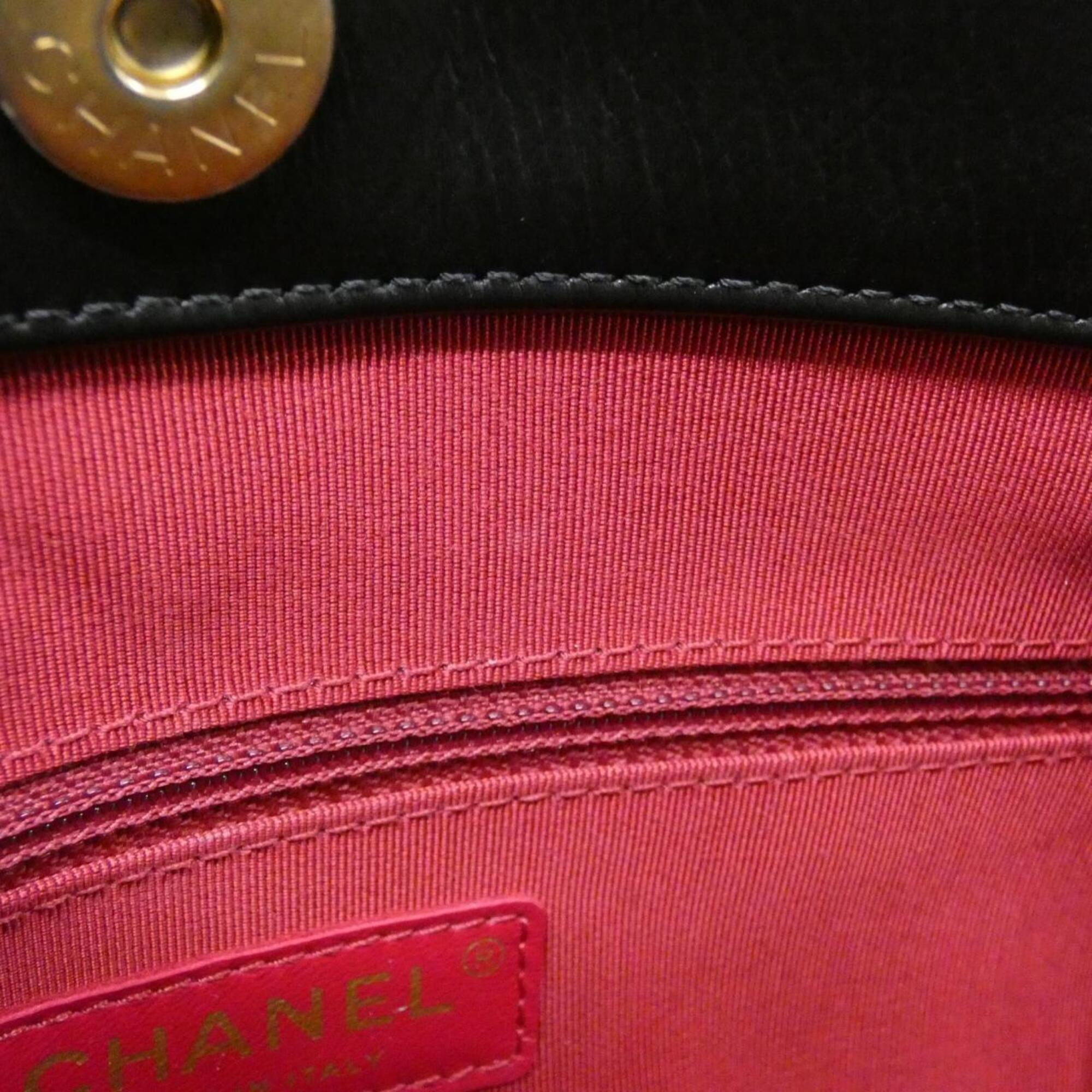 Chanel Black Leather Shoulder Bag (Pre-Owned)