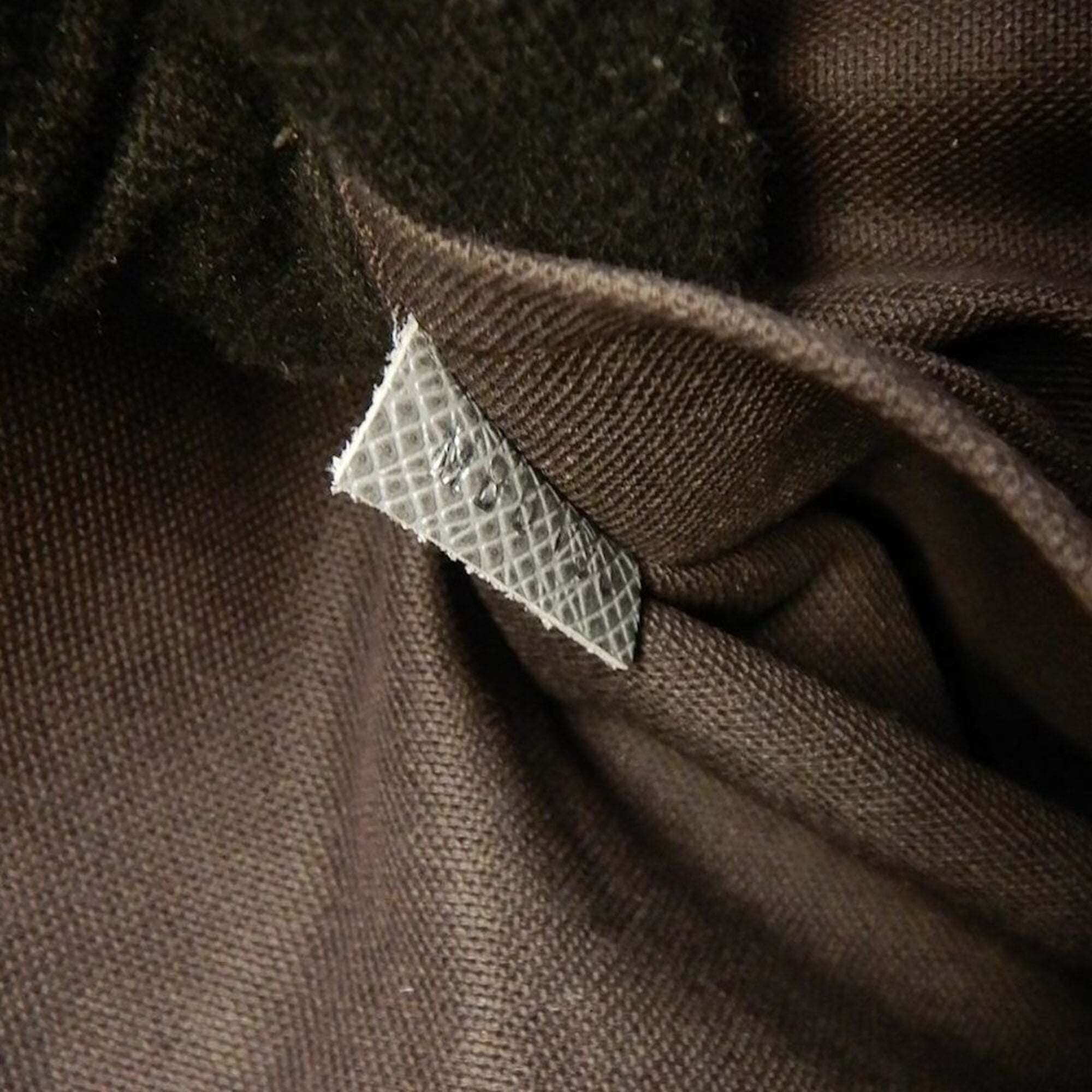 Louis Vuitton Taiga Glacier Taiga Leather Shoulder Bag (Pre-Owned)