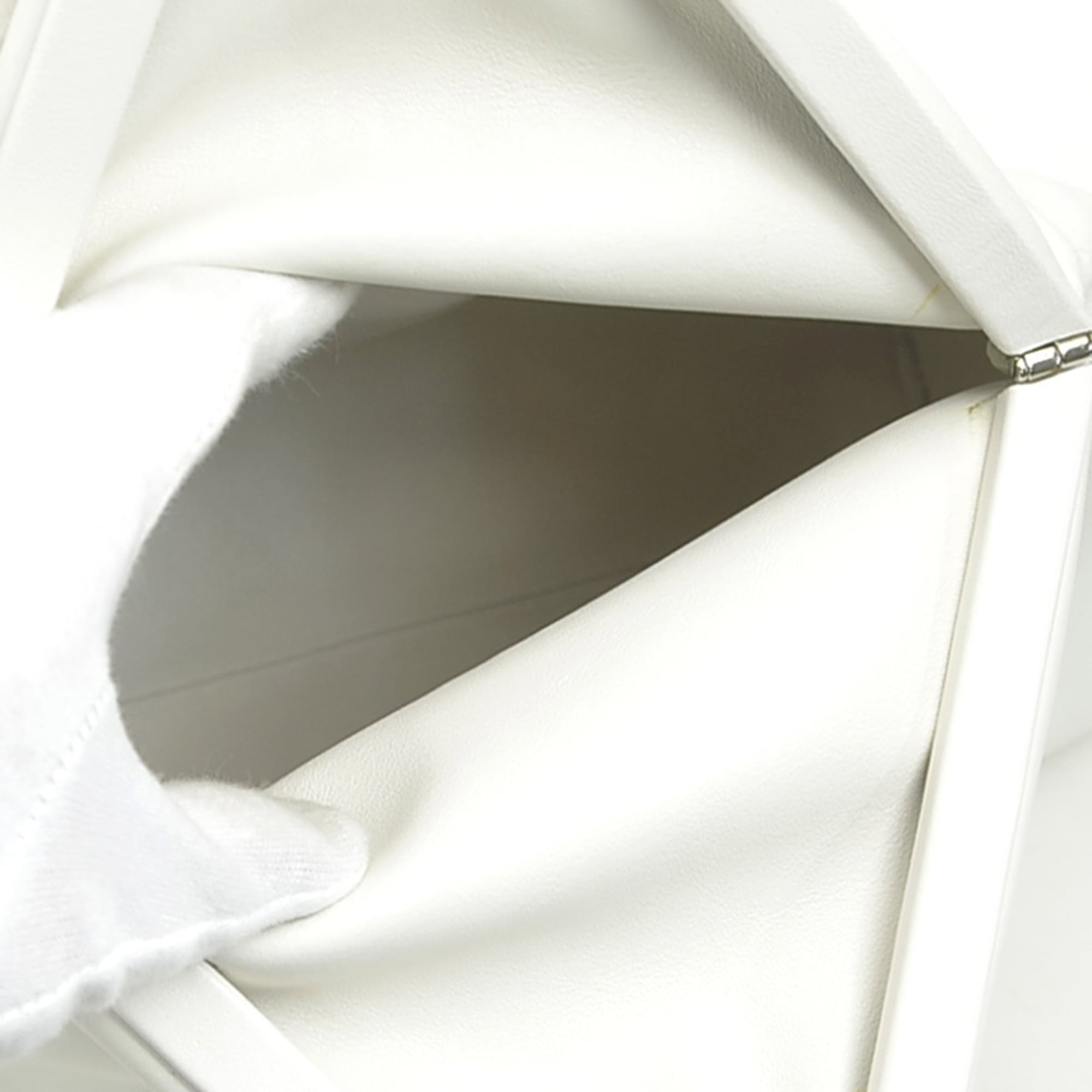 Bottega Veneta White Leather Clutch Bag (Pre-Owned)