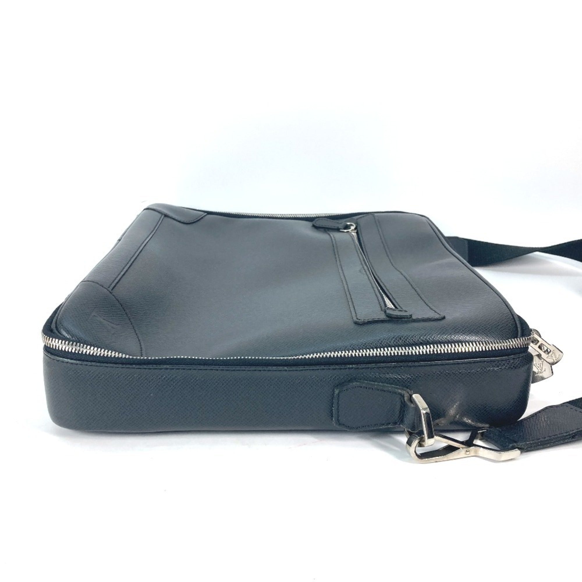 Louis Vuitton Ardoise Black Taiga Leather Handbag Shoulder Bag (Pre-Owned)