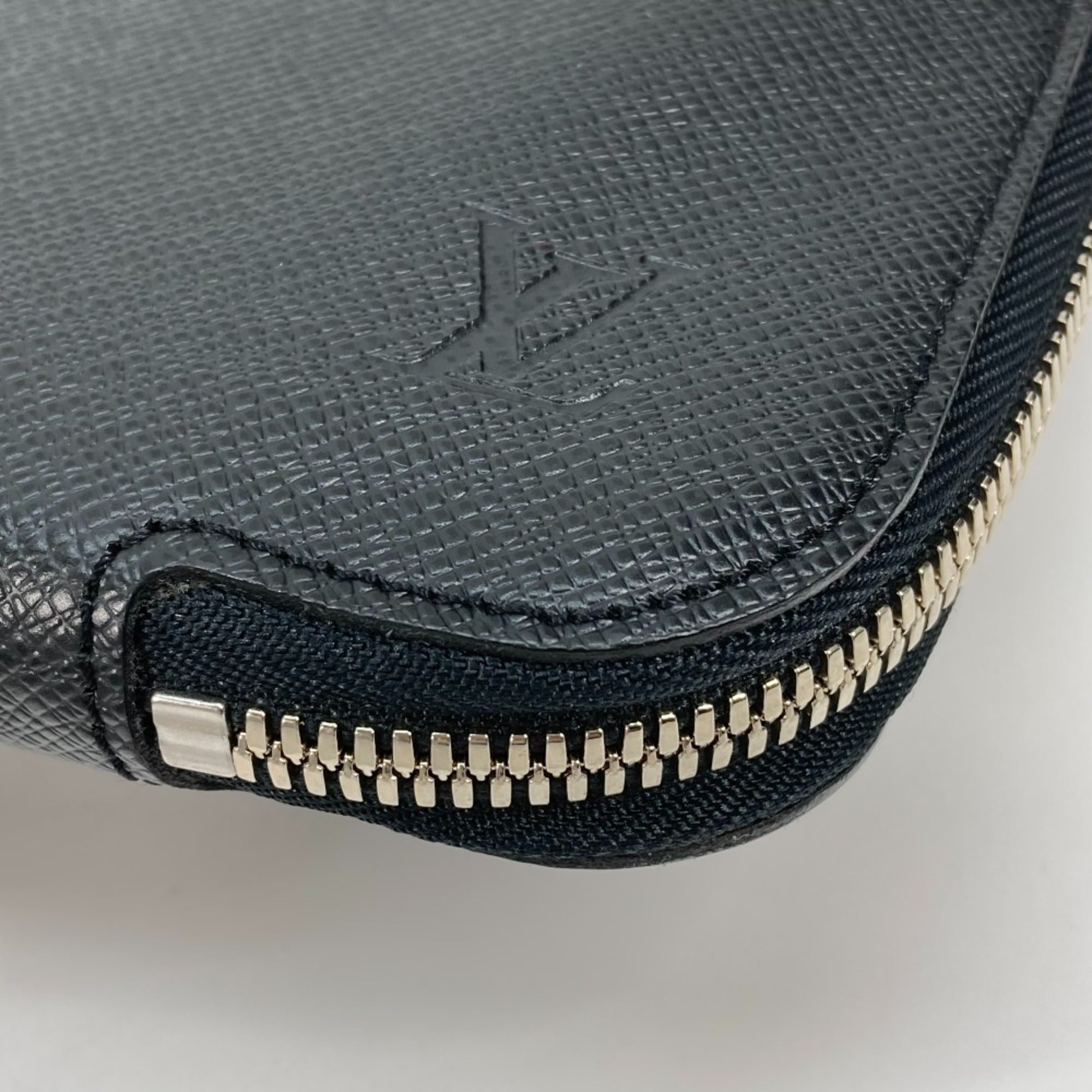 Louis Vuitton Black Noir Taiga Leather Handbag (Pre-Owned)