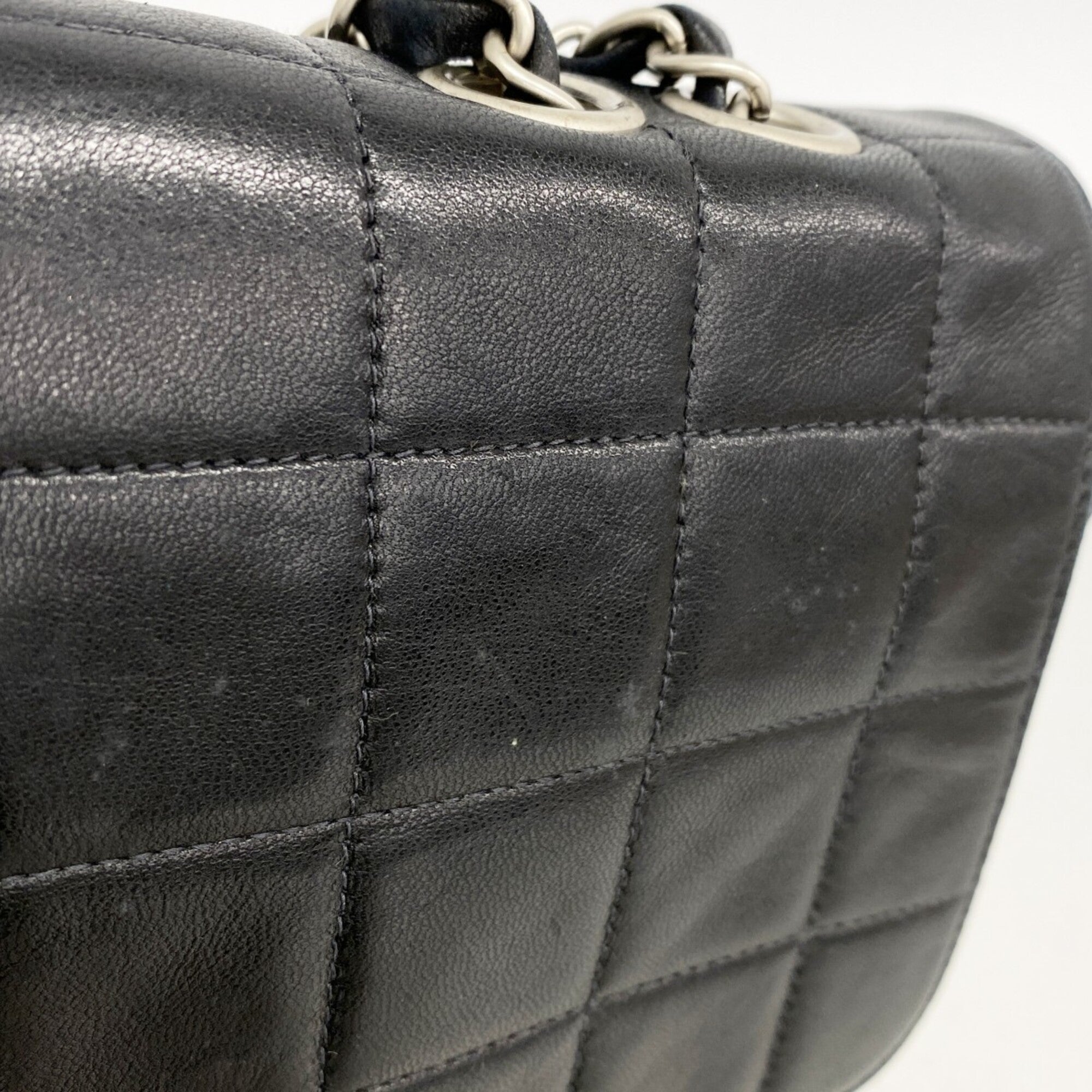 Chanel Black Leather Shoulder Bag (Pre-Owned)