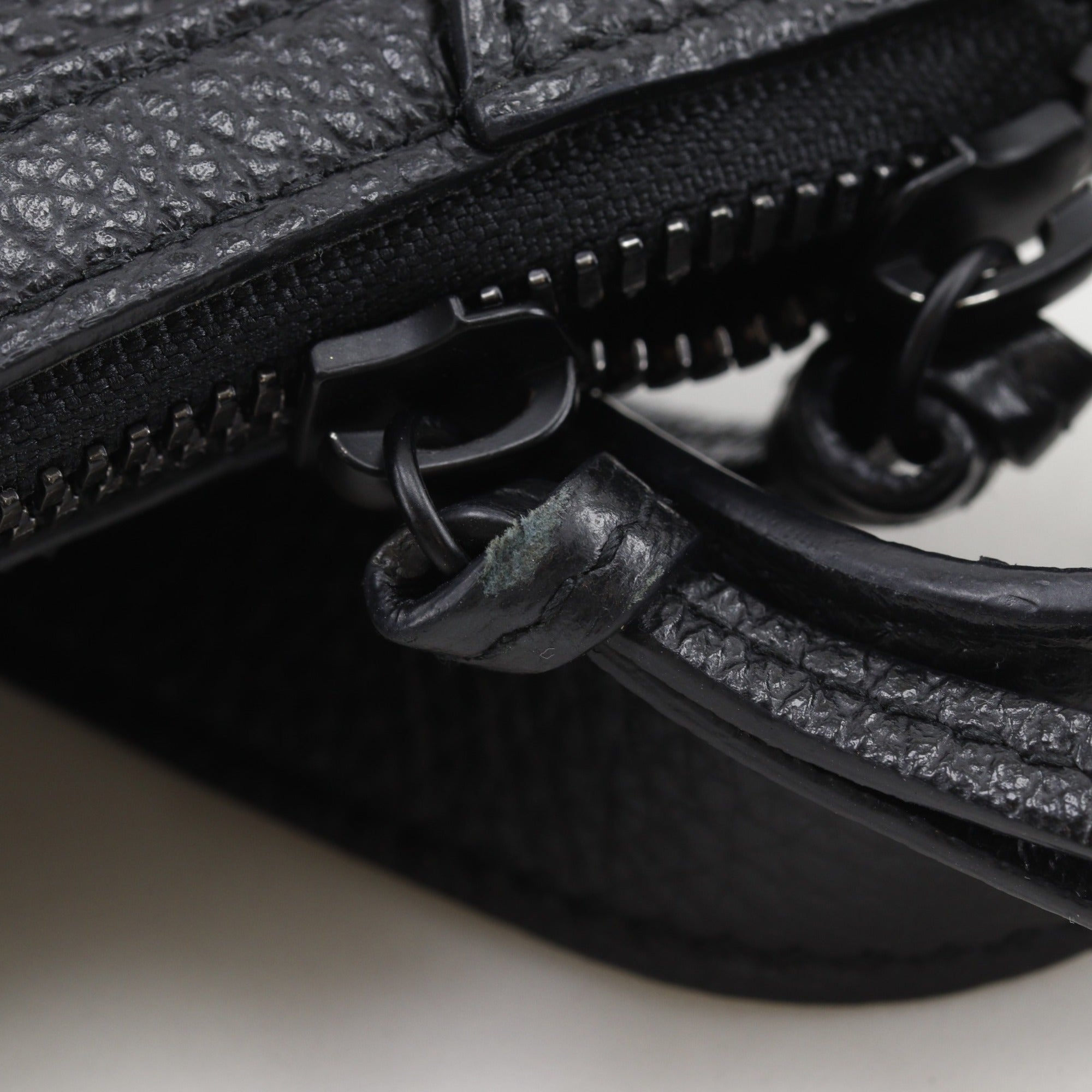 Balenciaga Black Leather Shoulder Bag (Pre-Owned)