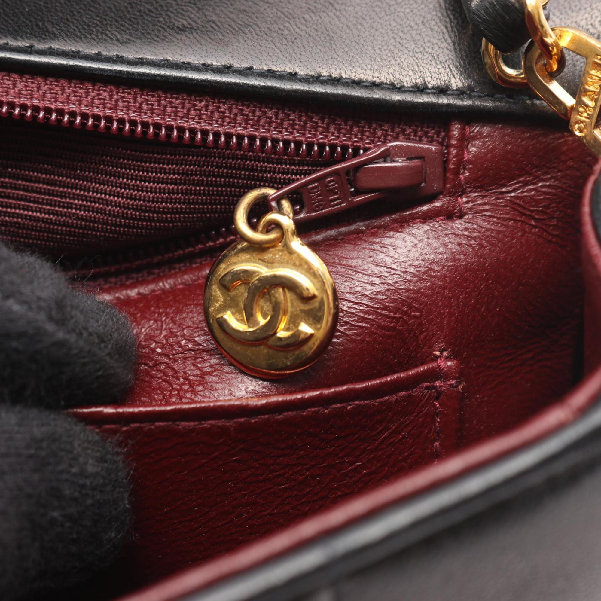 Chanel Black Leather Shoulder Bag (Pre-Owned)