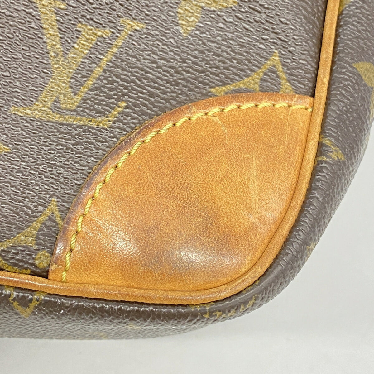 Louis Vuitton Brown Shoulder Bag (Pre-Owned)