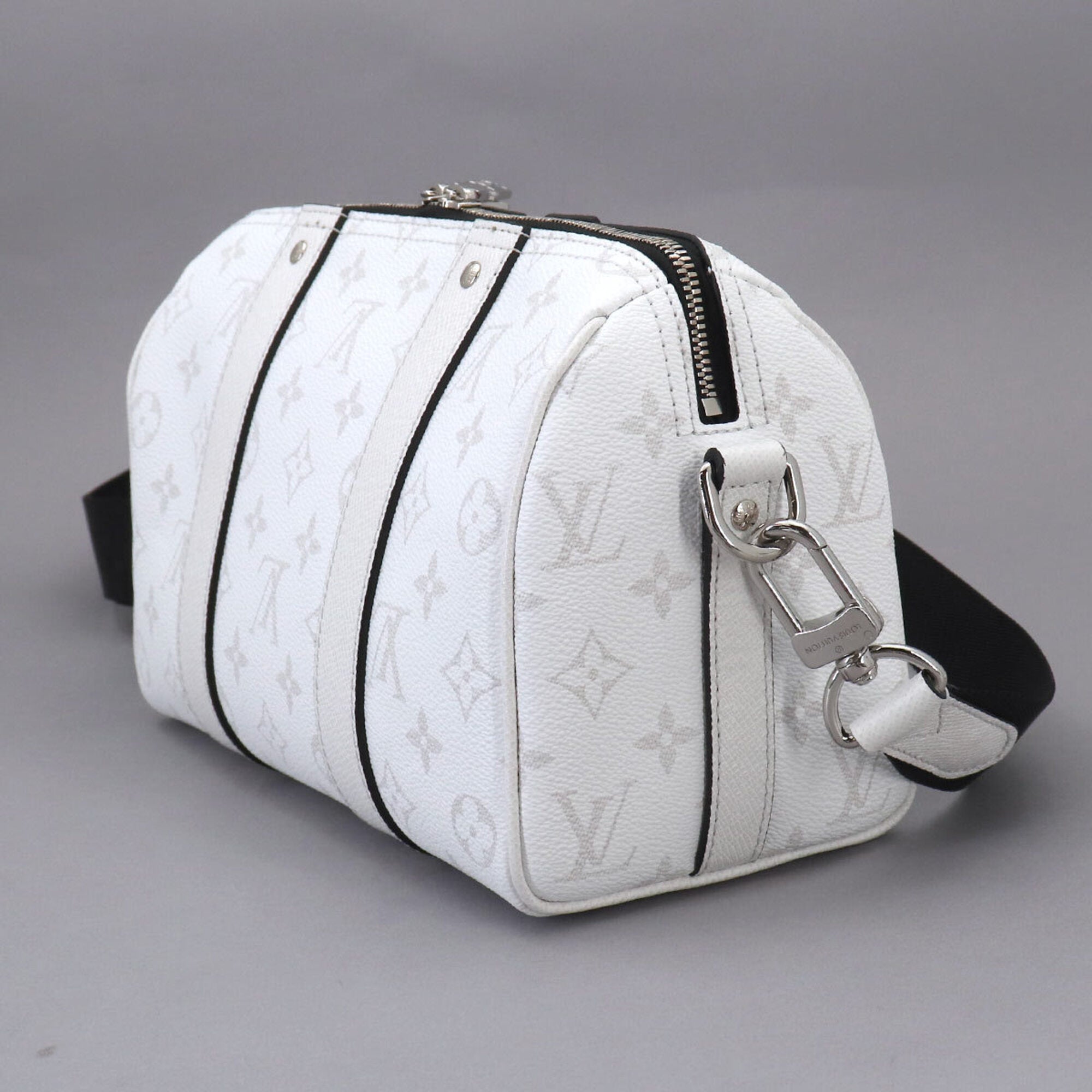 Louis Vuitton White Monogram Canvas Taiga Leather Leather Shoulder Bag (Pre-Owned)