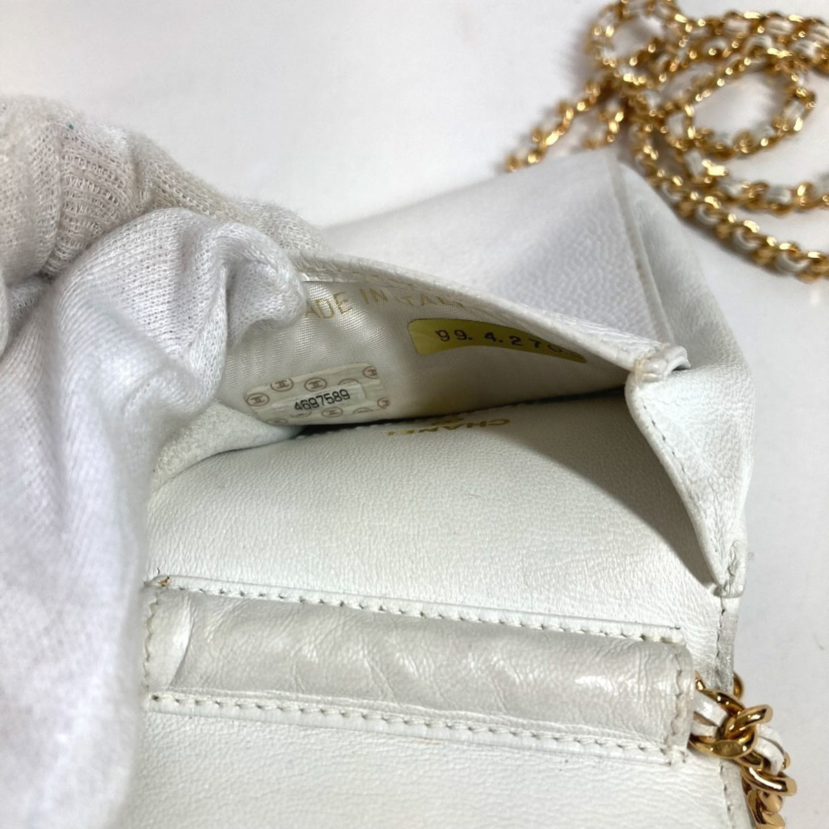 Chanel White Grained Calfskin Phone Wallet (Pre-Owned)