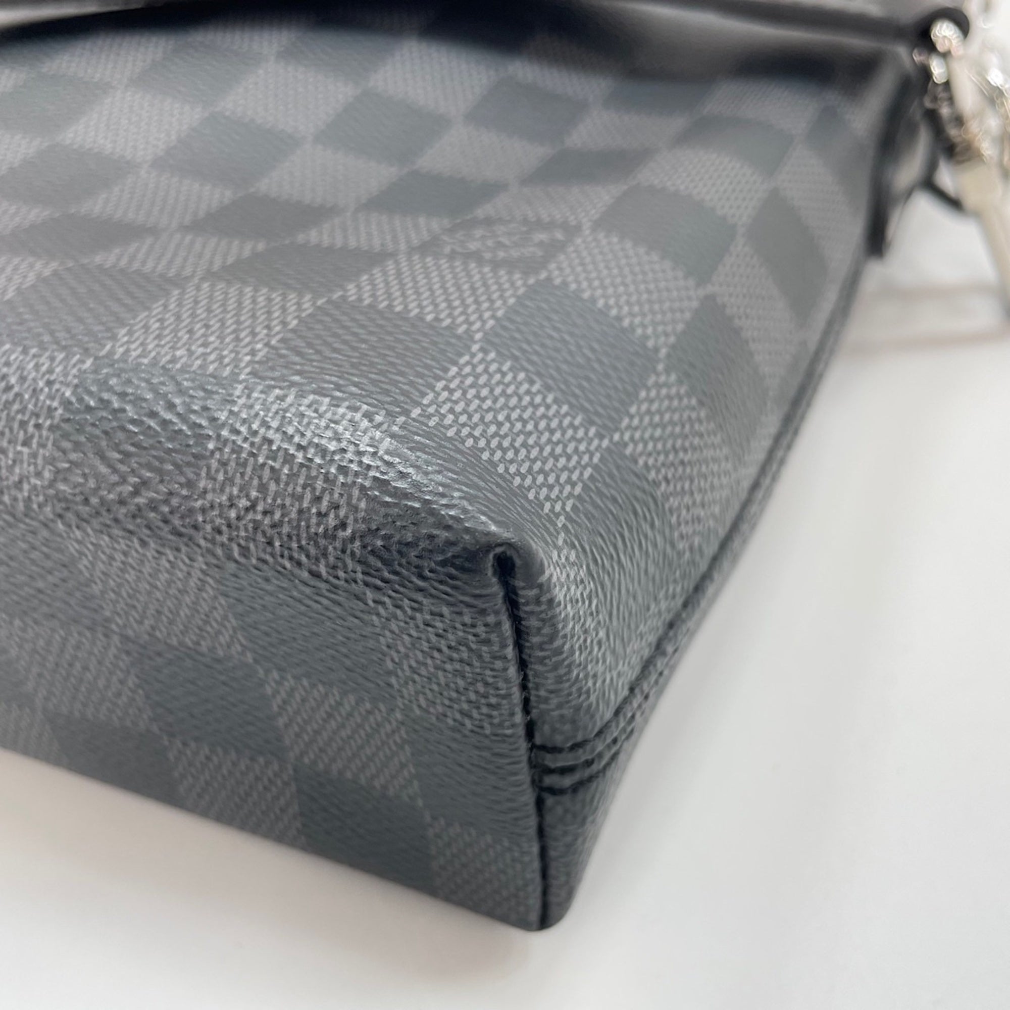 Louis Vuitton Black Handbag (Pre-Owned)