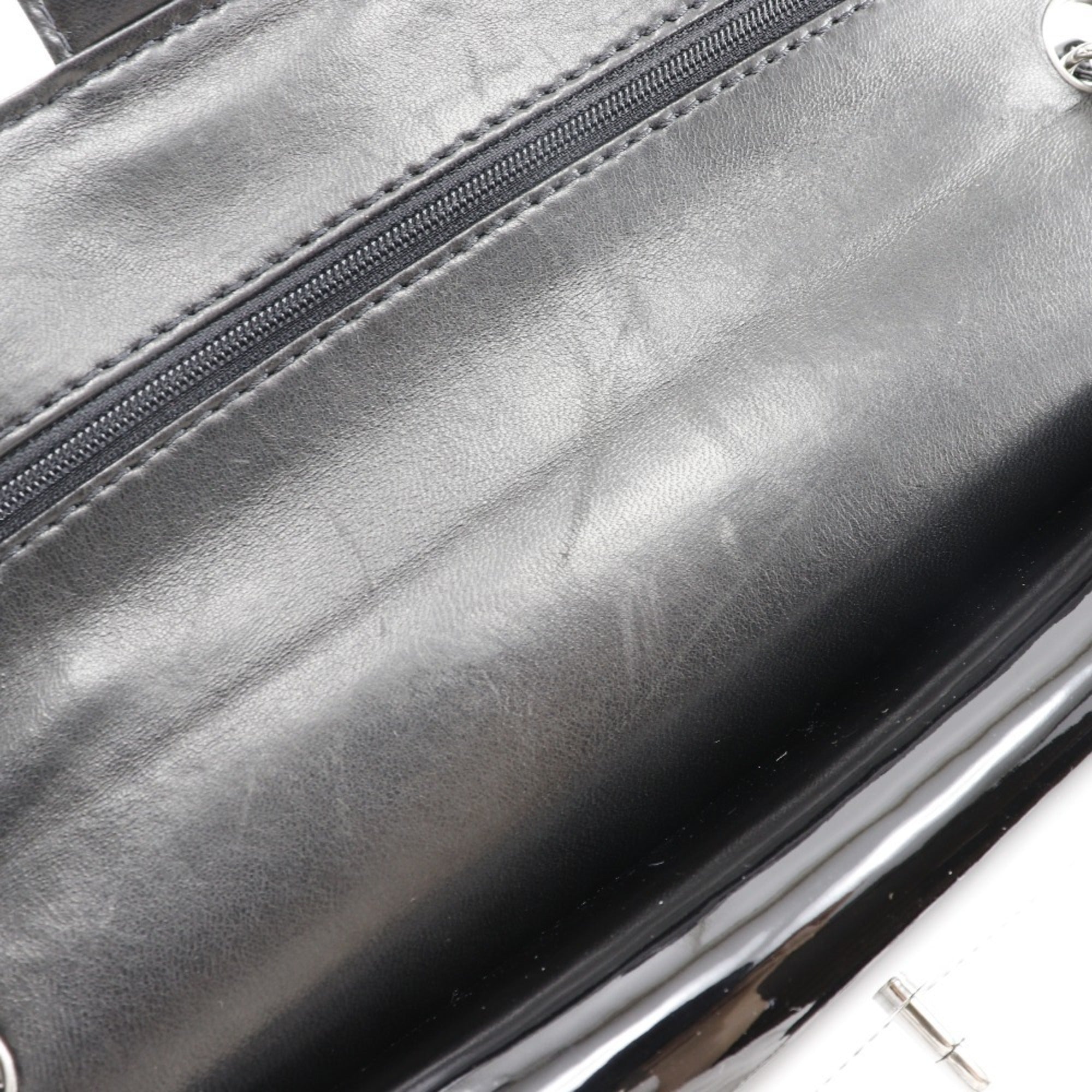 Chanel Black Patent Leather Shoulder Bag (Pre-Owned)
