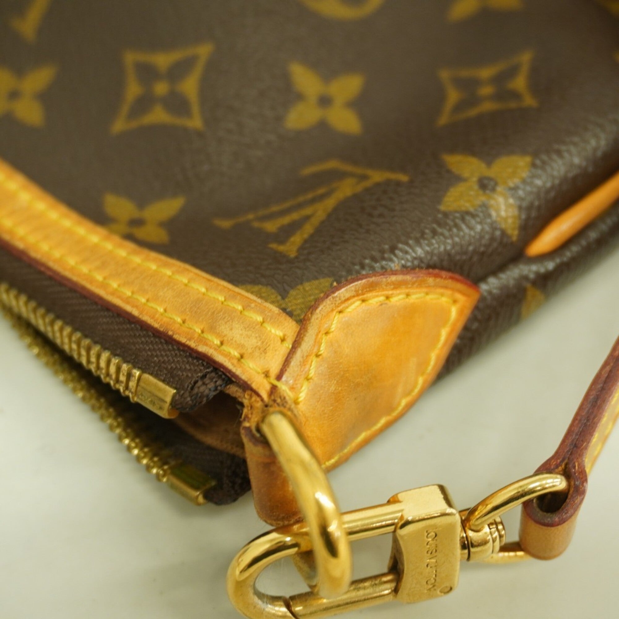 Louis Vuitton Brown Handbag (Pre-Owned)