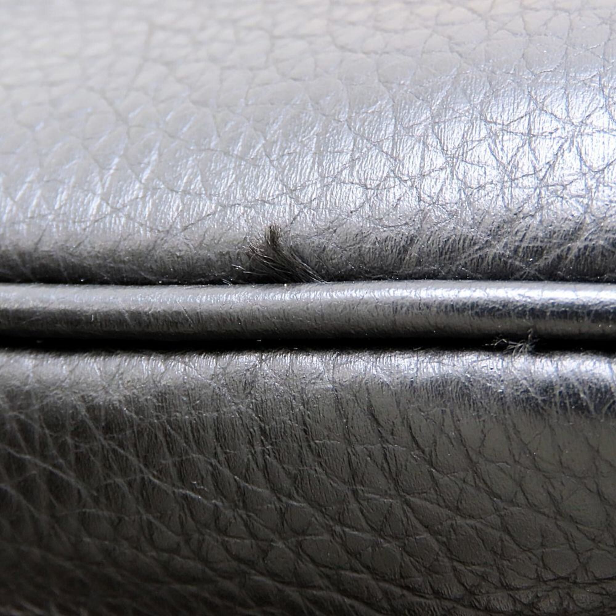 Versace Black Leather Shoulder Bag (Pre-Owned)