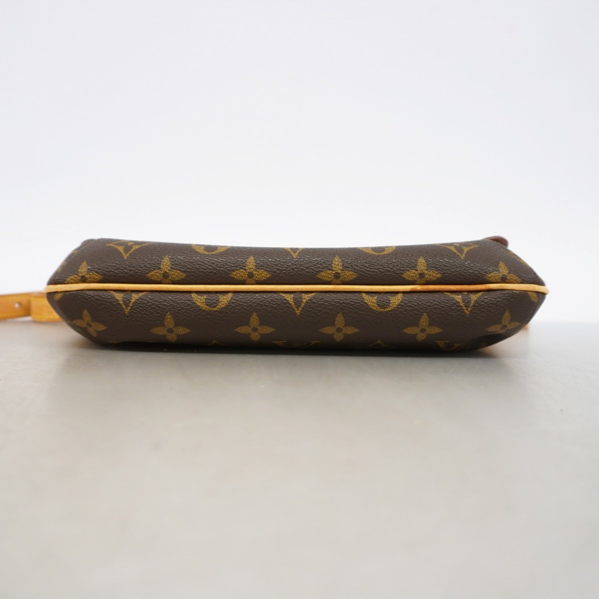 Louis Vuitton Brown Shoulder Bag (Pre-Owned)