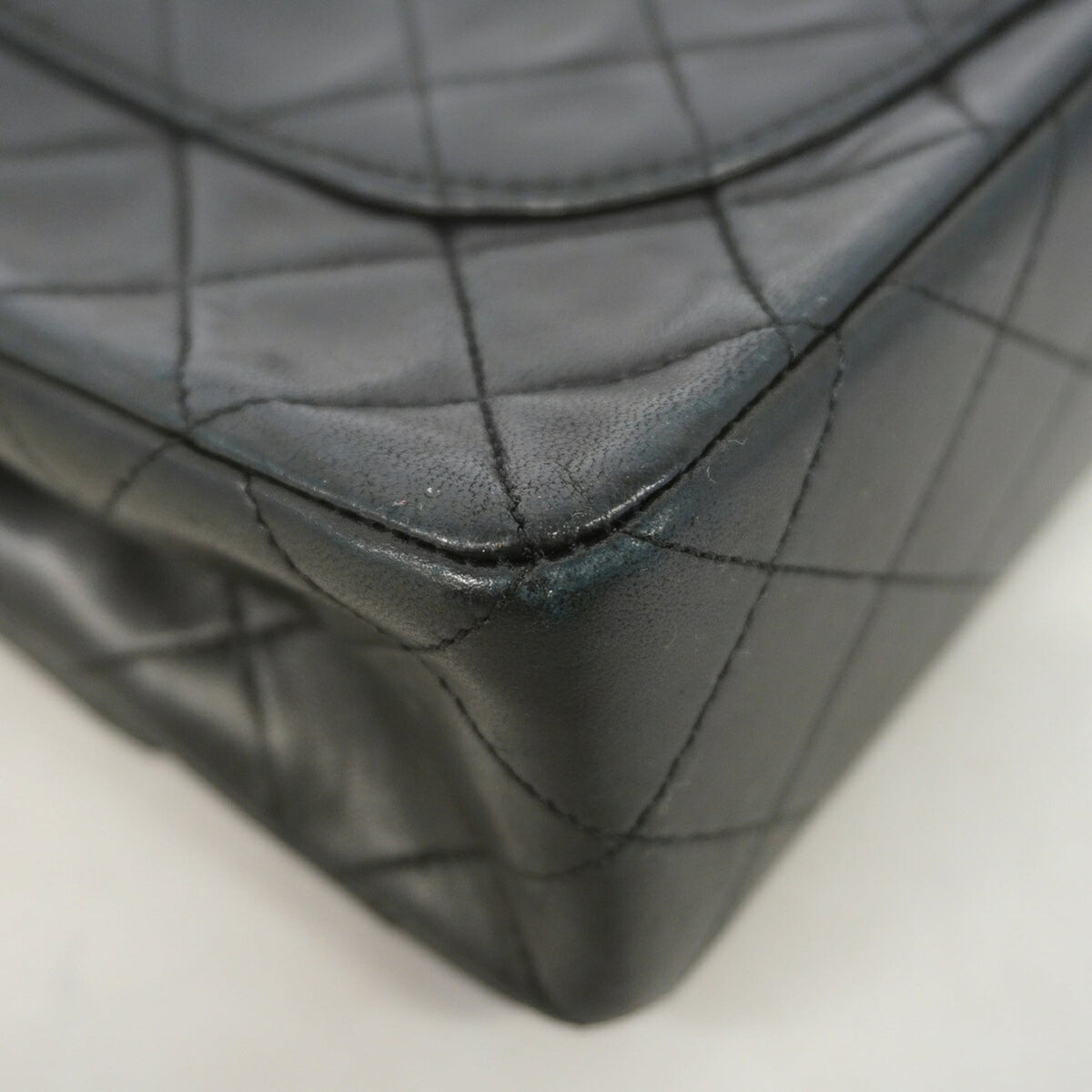 Chanel Black Leather Shoulder Bag (Pre-Owned)