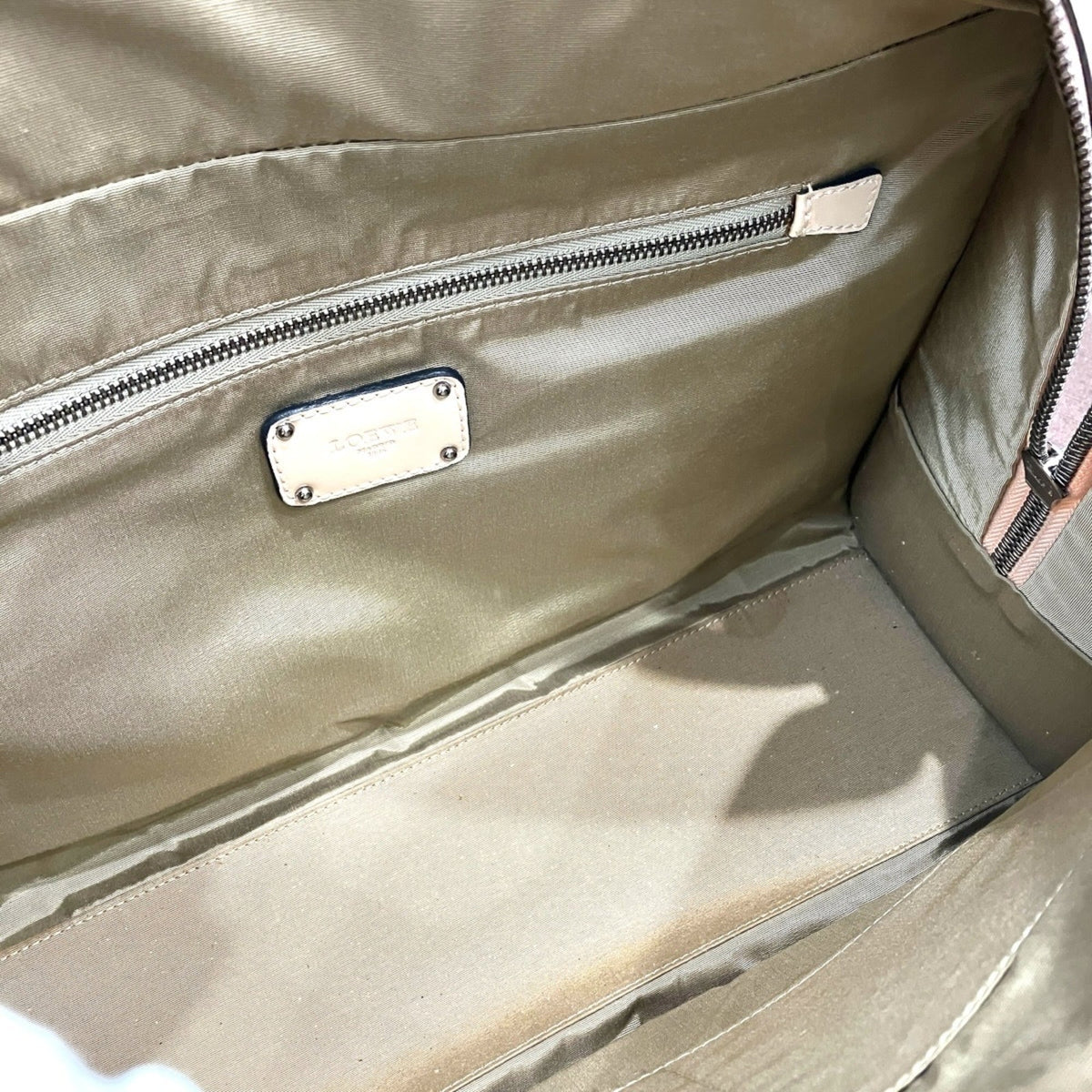Loewe White Leather Handbag (Pre-Owned)