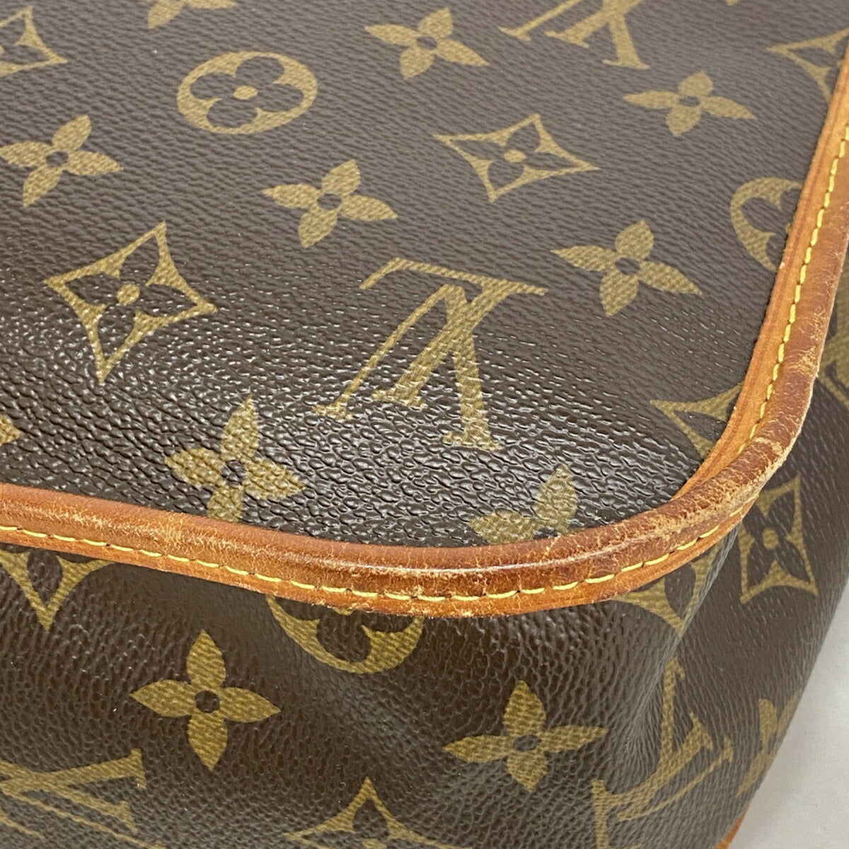 Louis Vuitton Brown Shoulder Bag (Pre-Owned)