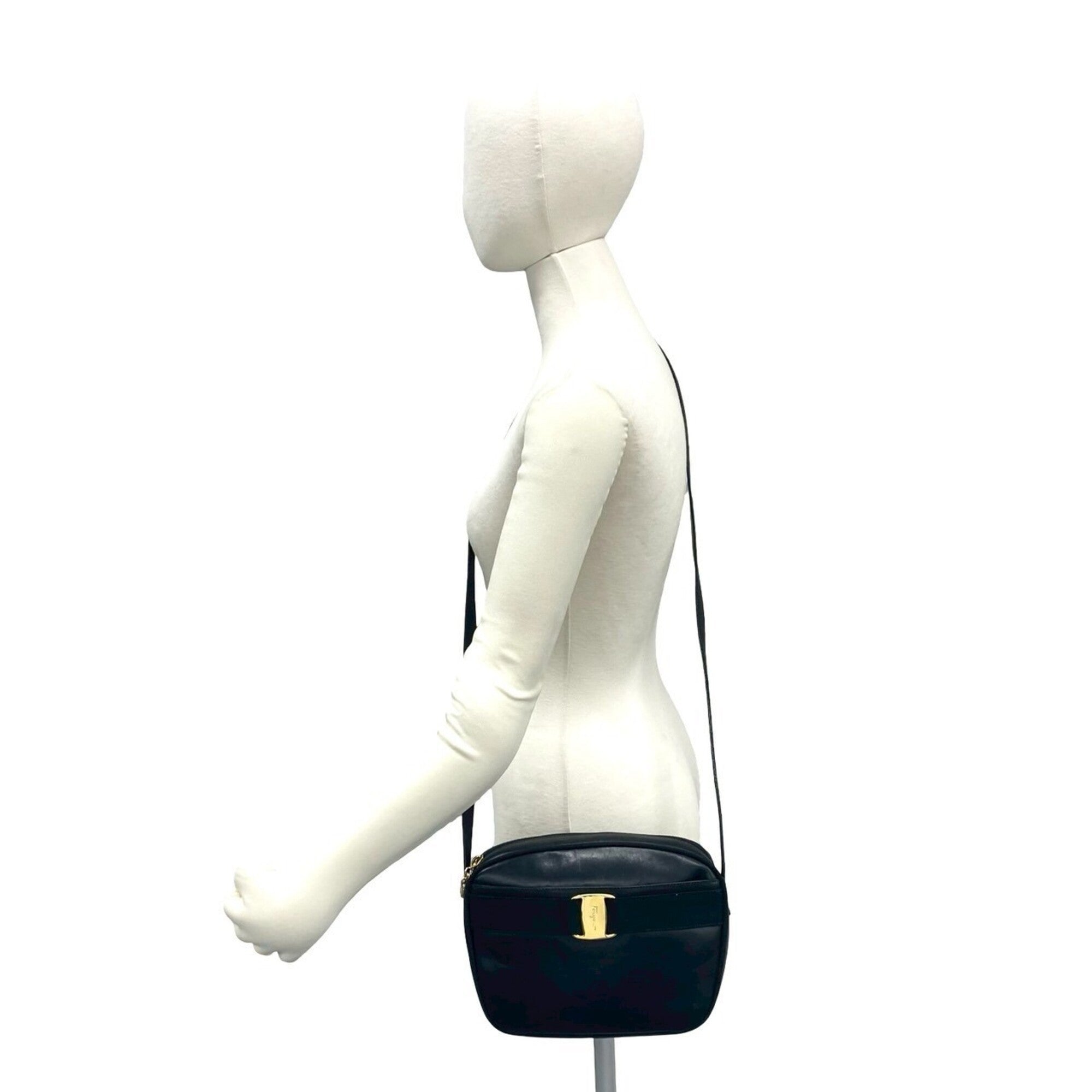 Salvatore Ferragamo Black Leather Pochette Shoulder Bag (Pre-Owned)