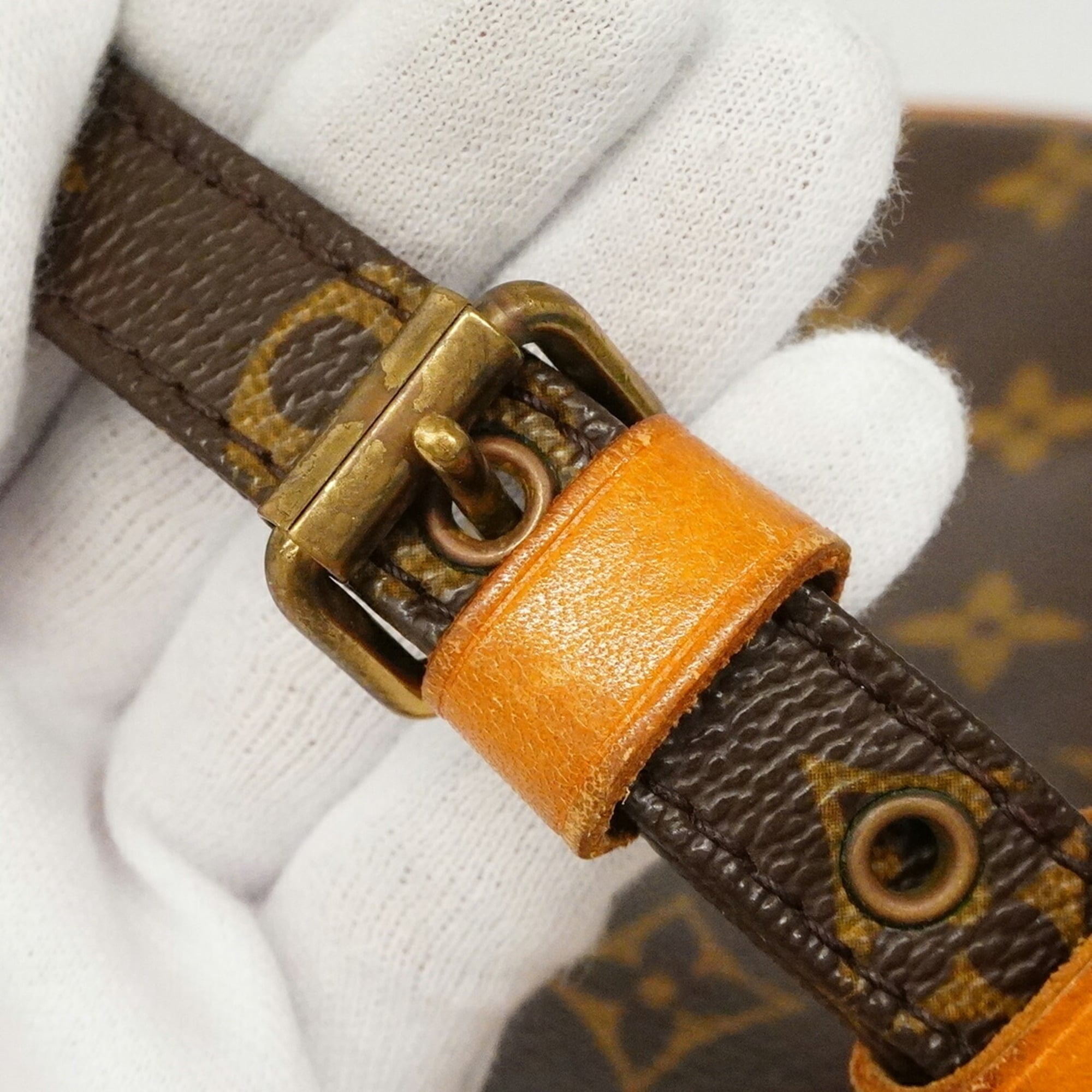 Louis Vuitton Brown Shoulder Bag (Pre-Owned)