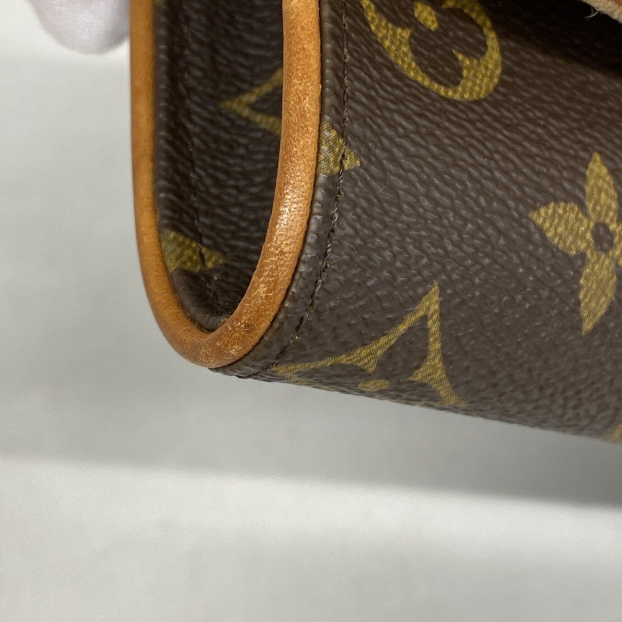 Louis Vuitton Brown Shoulder Bag (Pre-Owned)