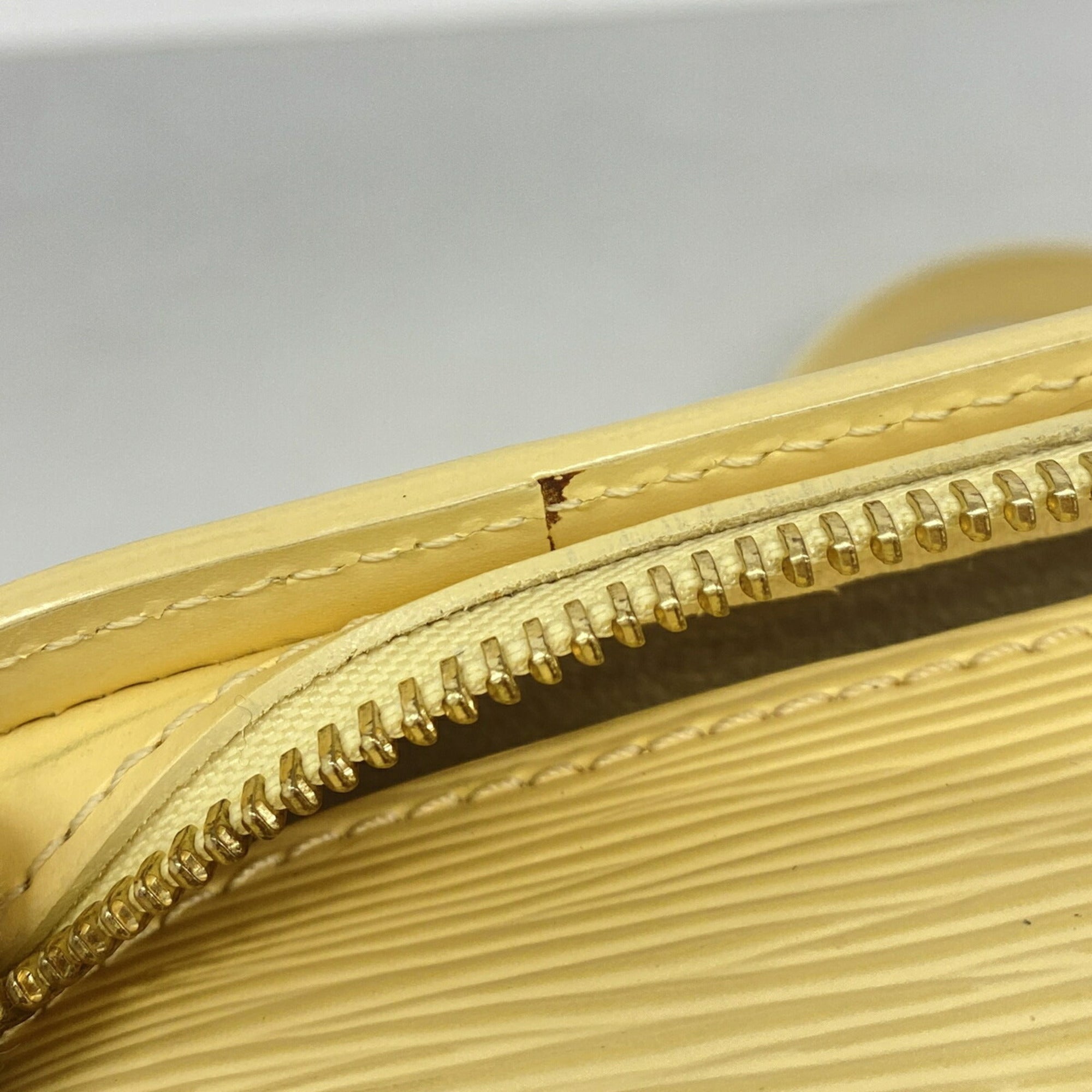 Louis Vuitton Yellow Handbag (Pre-Owned)