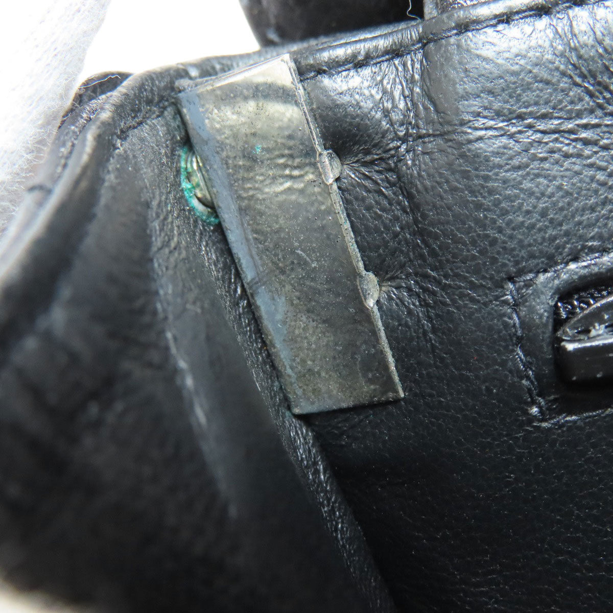 Chanel Black Leather Handbag (Pre-Owned)