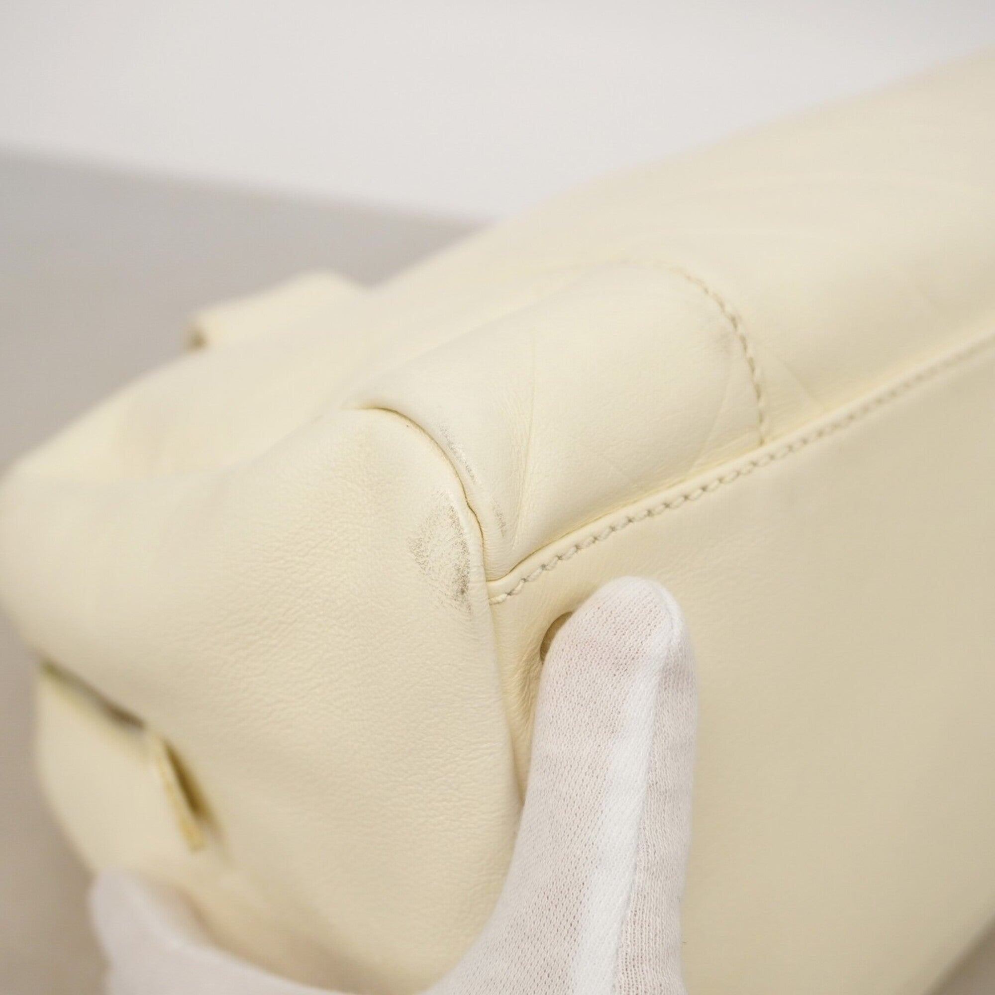 Chanel White Leather Handbag (Pre-Owned)