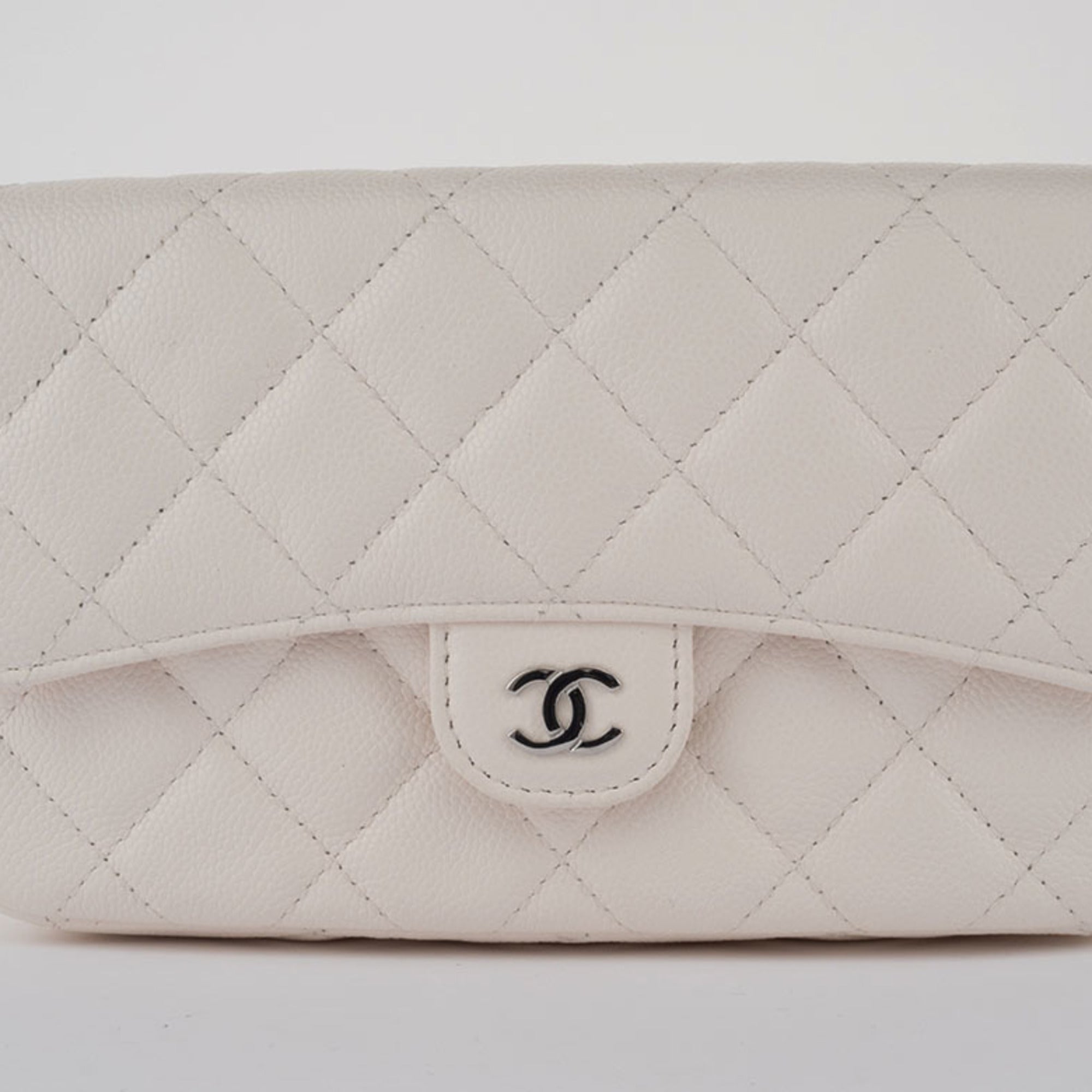 Chanel Matelasse White Caviar Leather Shoulder Bag (Pre-Owned)