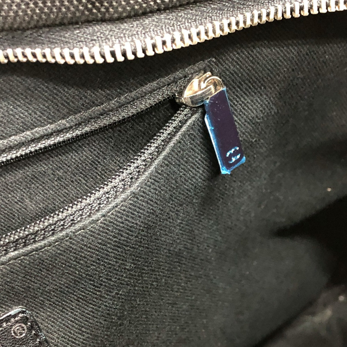 Chanel Black Cloth Shoulder Bag (Pre-Owned)