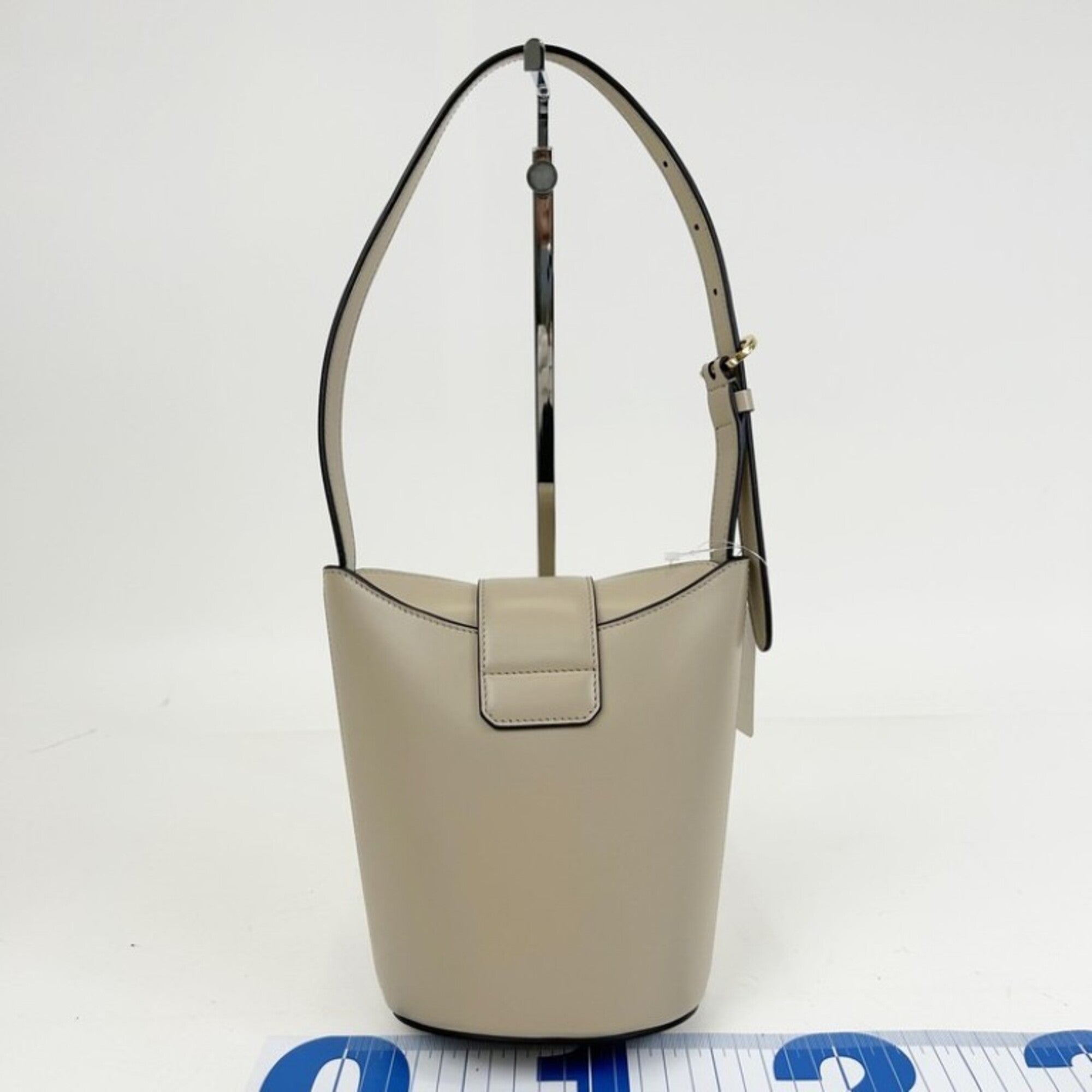 Salvatore Ferragamo Gancini Beige Leather Shoulder Bag (Pre-Owned)