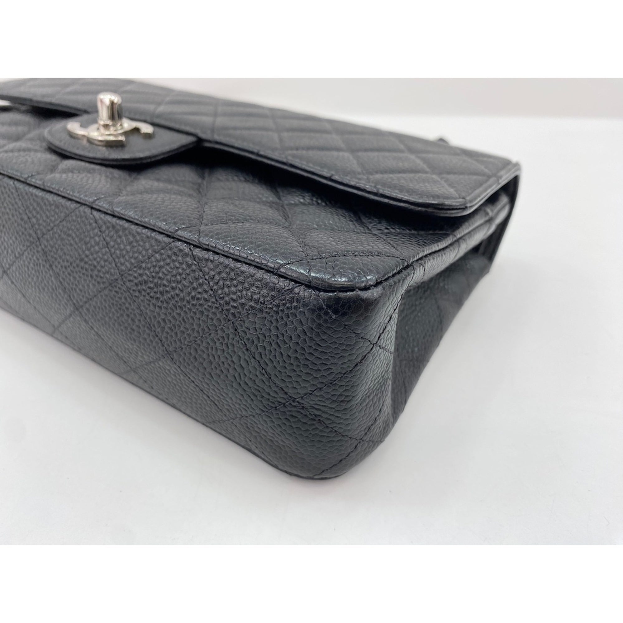 Chanel Black Shoulder Bag (Pre-Owned)