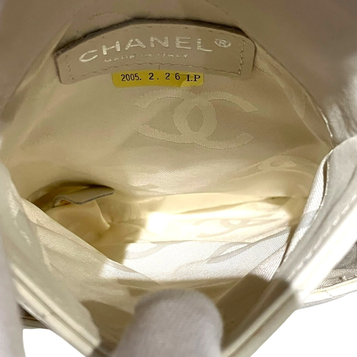 Chanel White Leather Shoulder Bag (Pre-Owned)