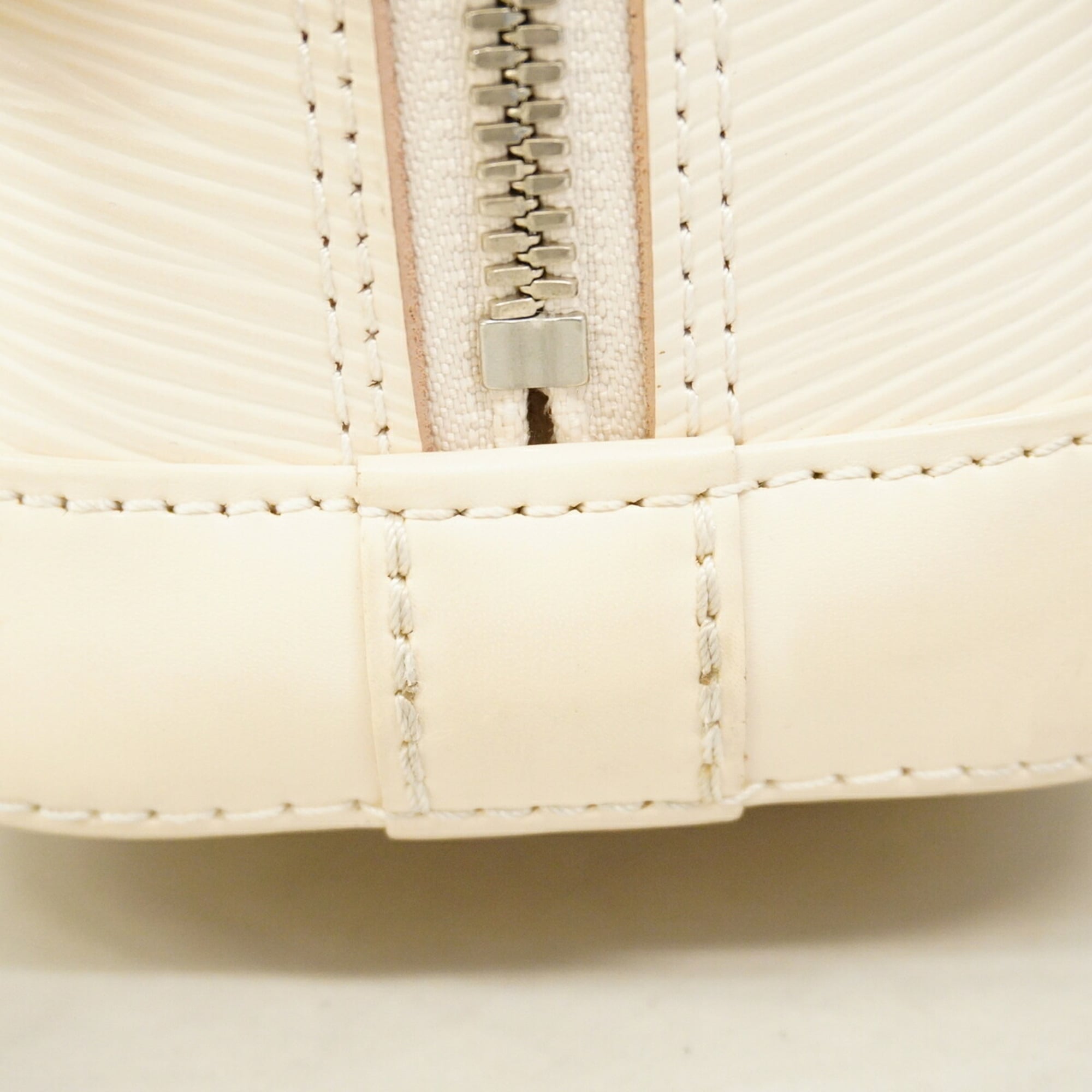 Louis Vuitton White Handbag (Pre-Owned)