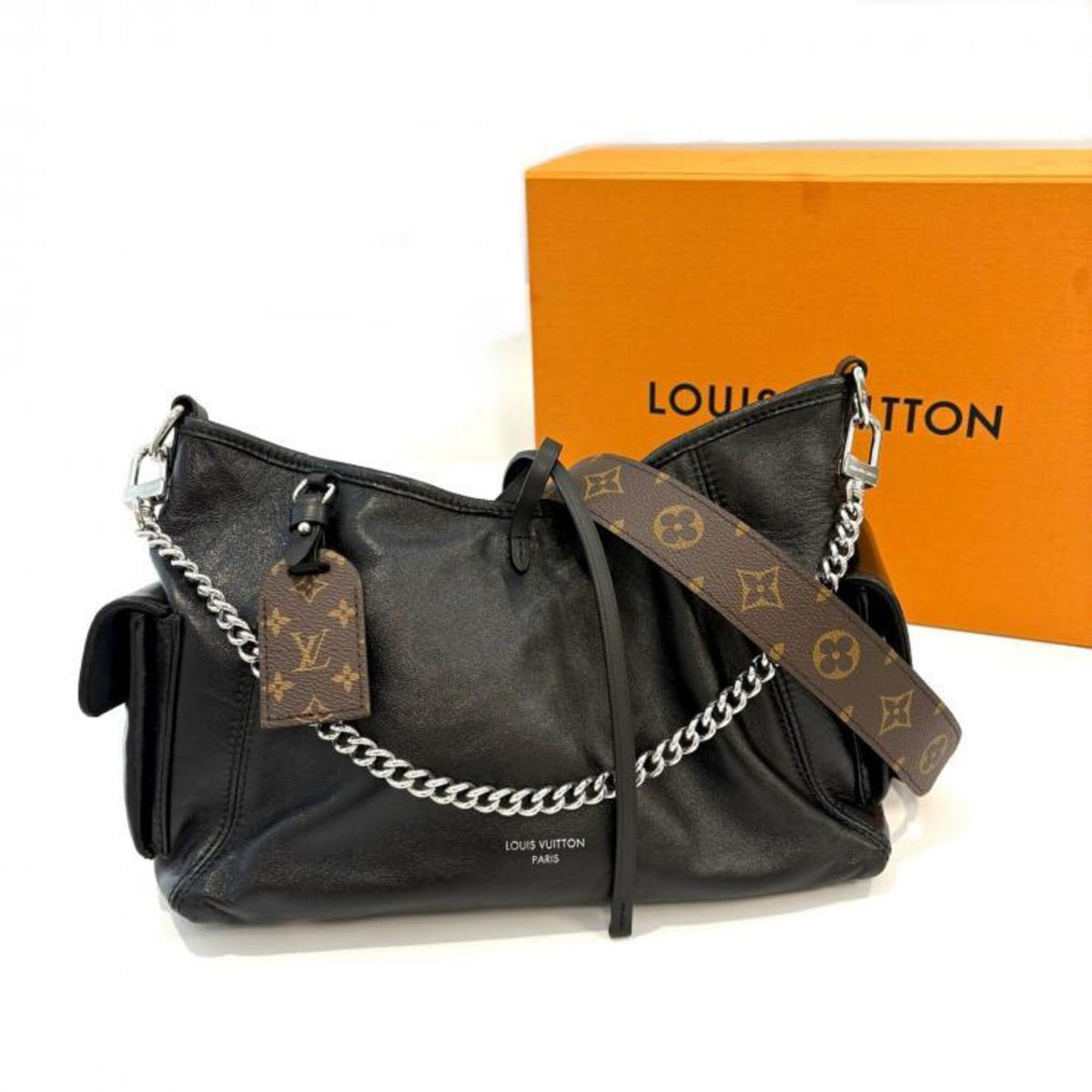 Louis Vuitton Noir Leather Shoulder Bag (Pre-Owned)