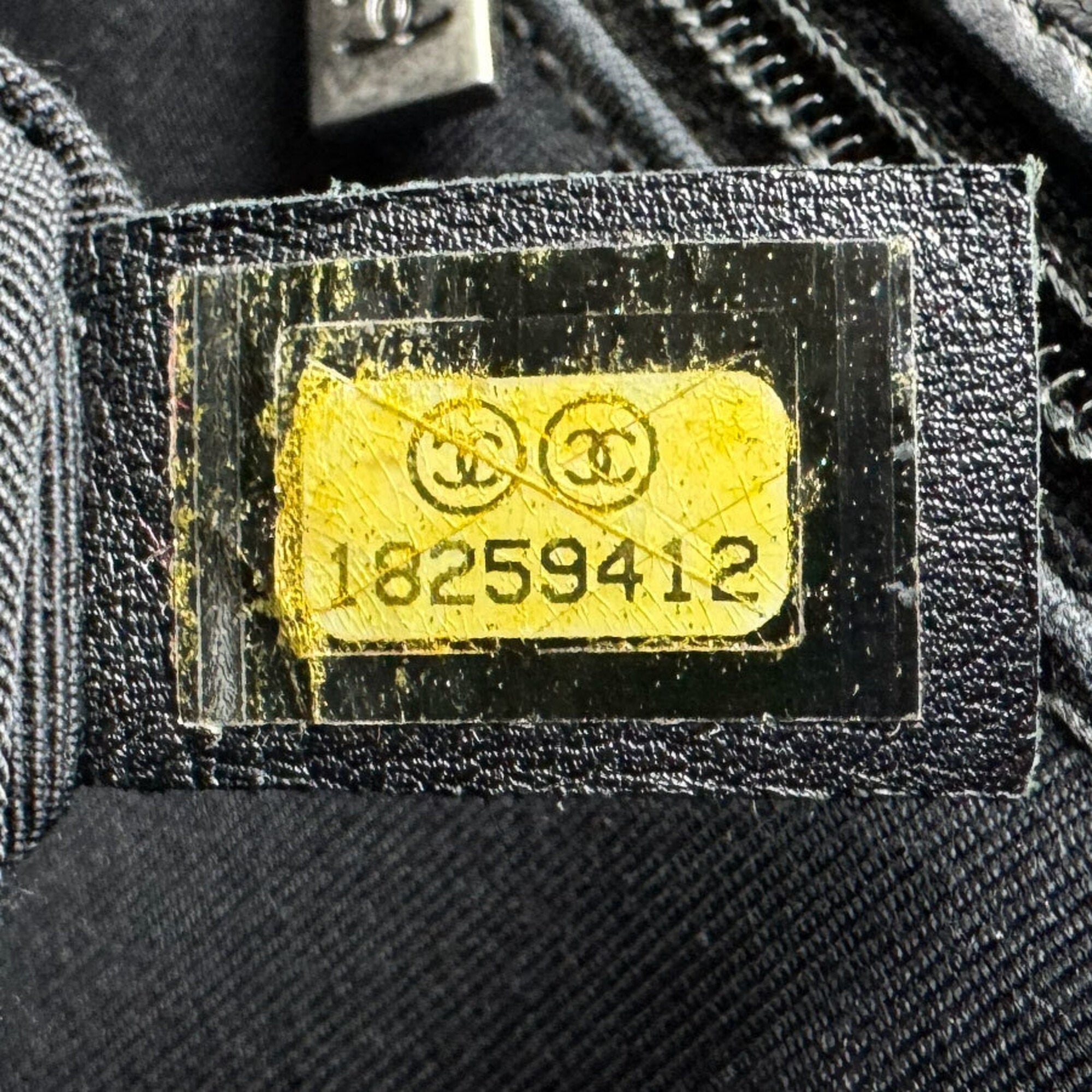Chanel Black Leather Shoulder Bag (Pre-Owned)