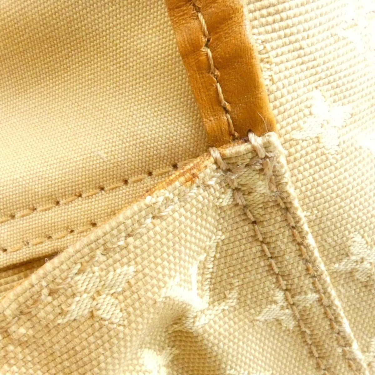 Louis Vuitton Beige Canvas Shoulder Bag (Pre-Owned)