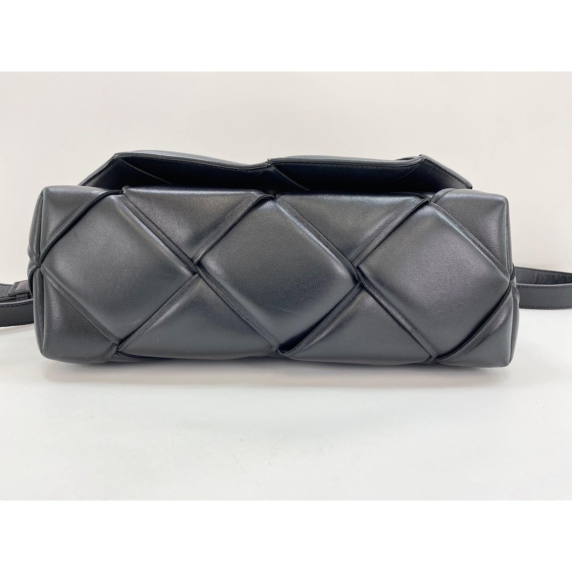 Bottega Veneta Black Shoulder Bag (Pre-Owned)