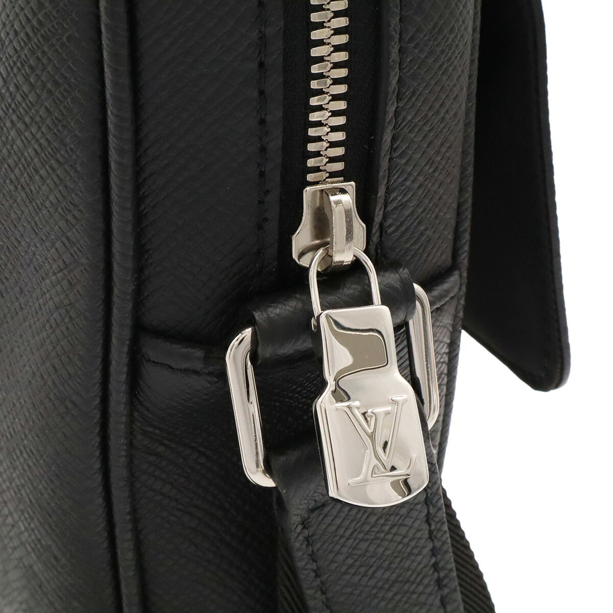 Louis Vuitton Black Noir Taiga Leather Leather Shoulder Bag (Pre-Owned)