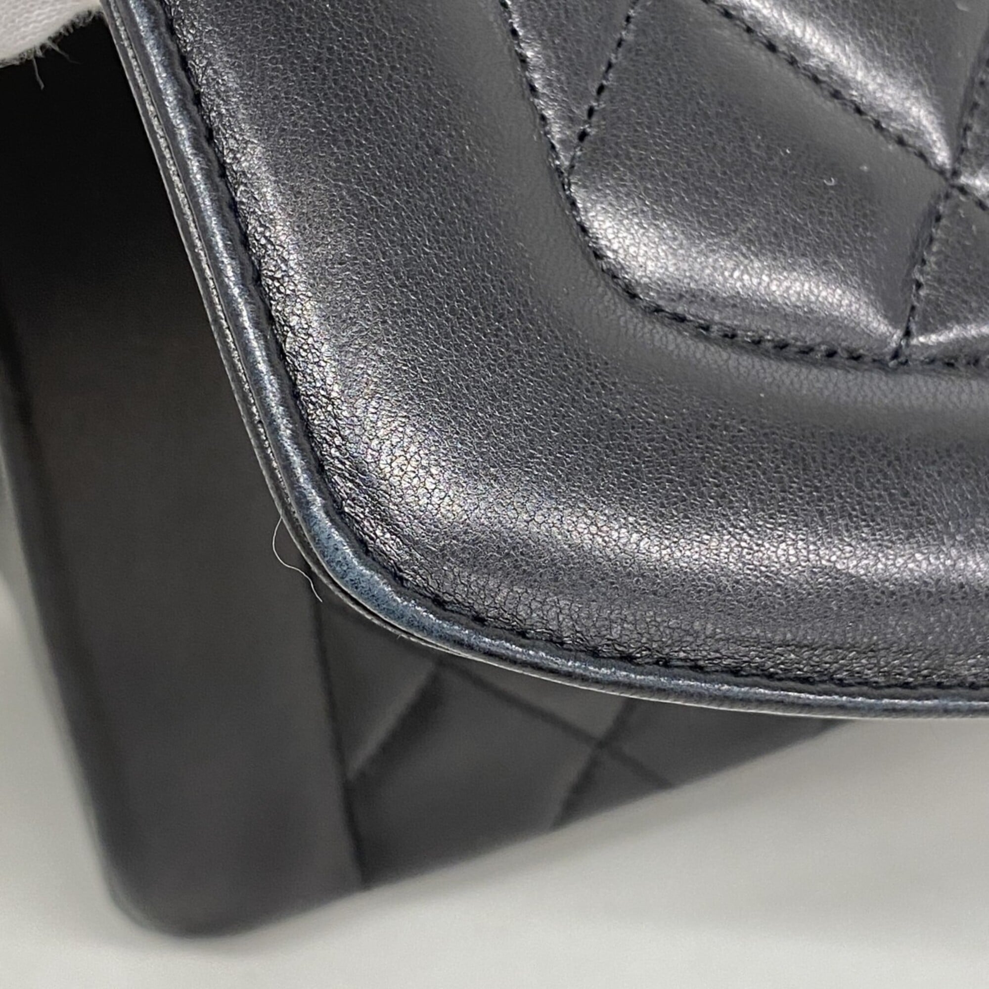 Chanel Black Leather Shoulder Bag (Pre-Owned)