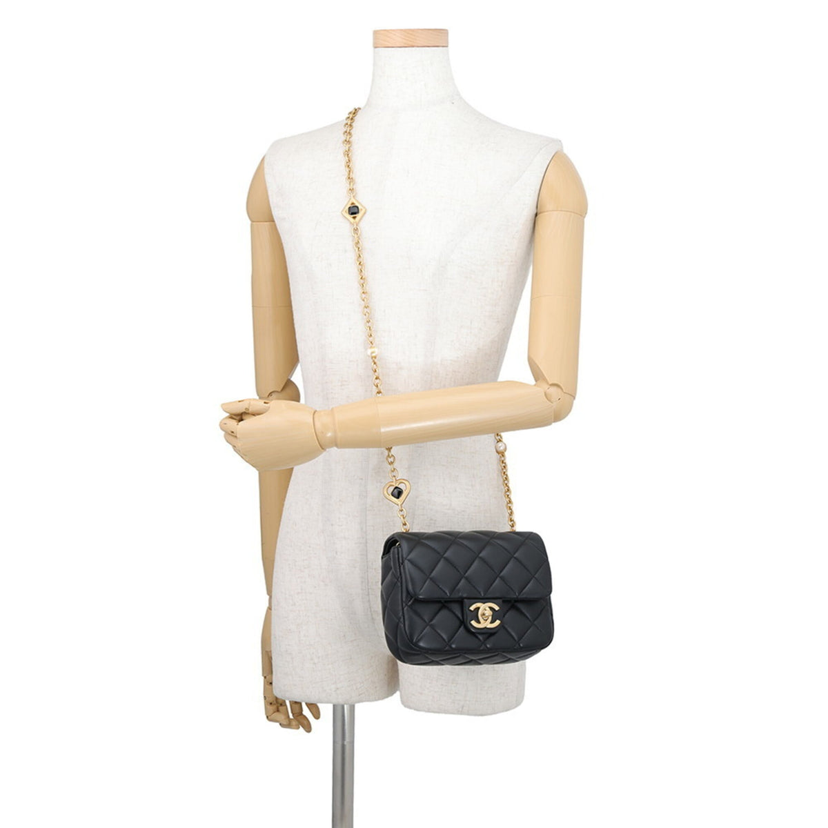 Chanel Black Leather Shoulder Bag (Pre-Owned)