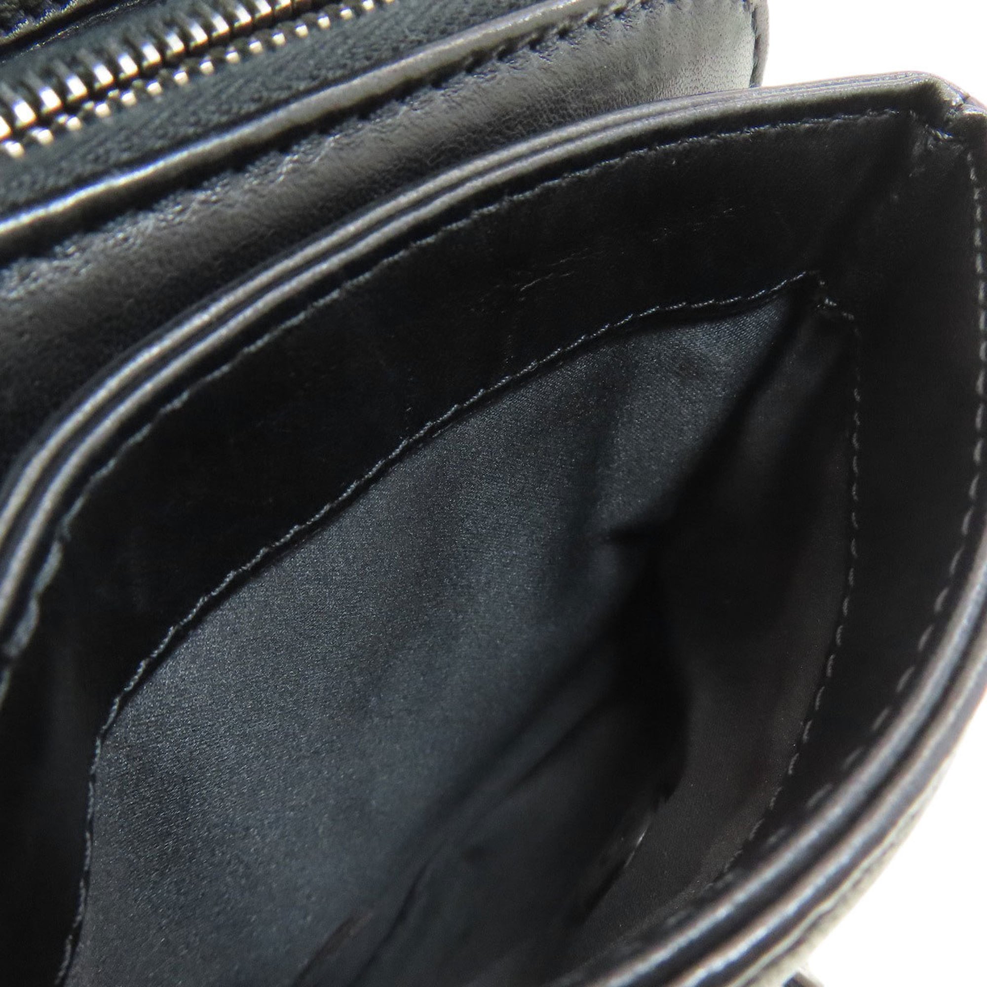Chanel Black Leather Shoulder Bag (Pre-Owned)