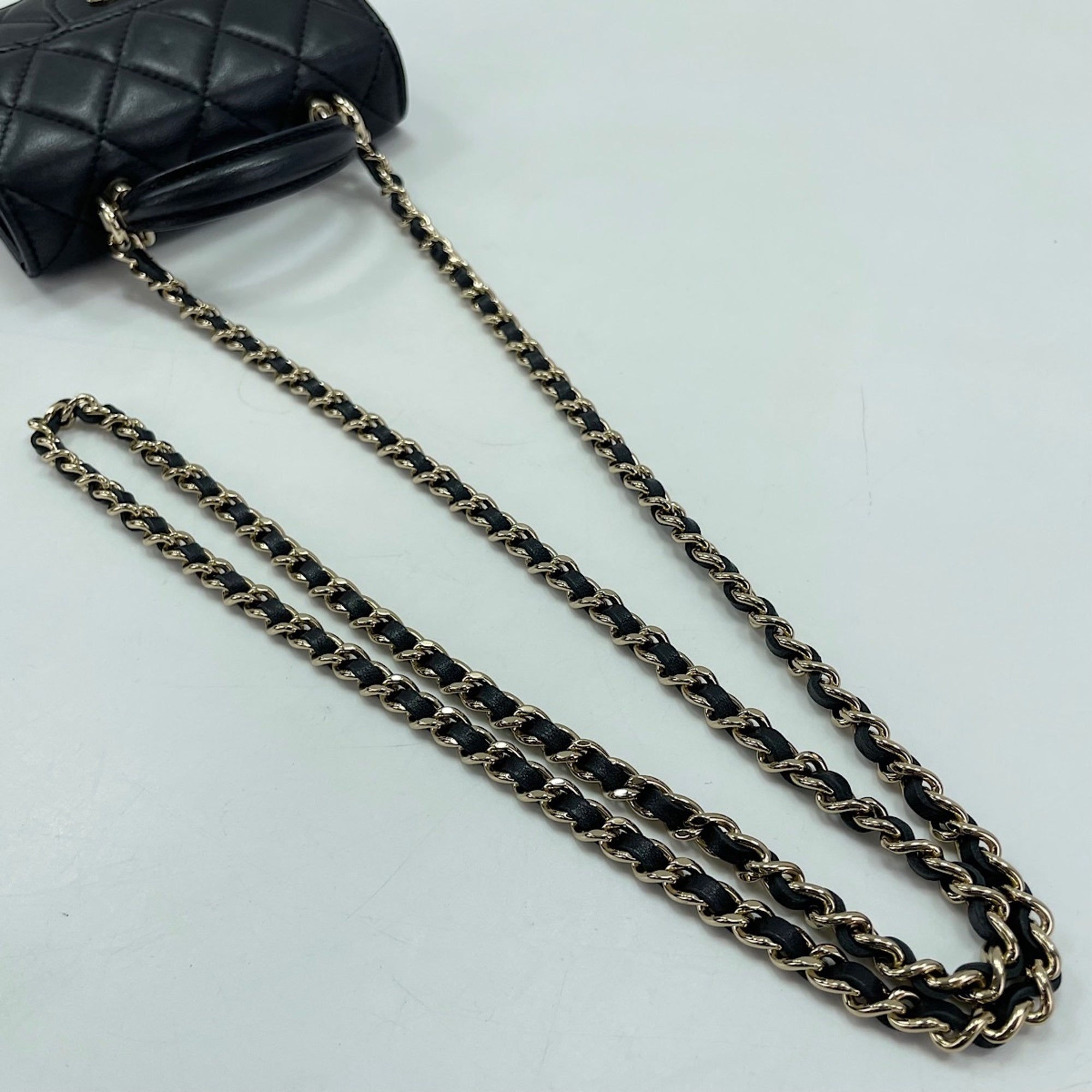 Chanel Black Leather Shoulder Bag (Pre-Owned)