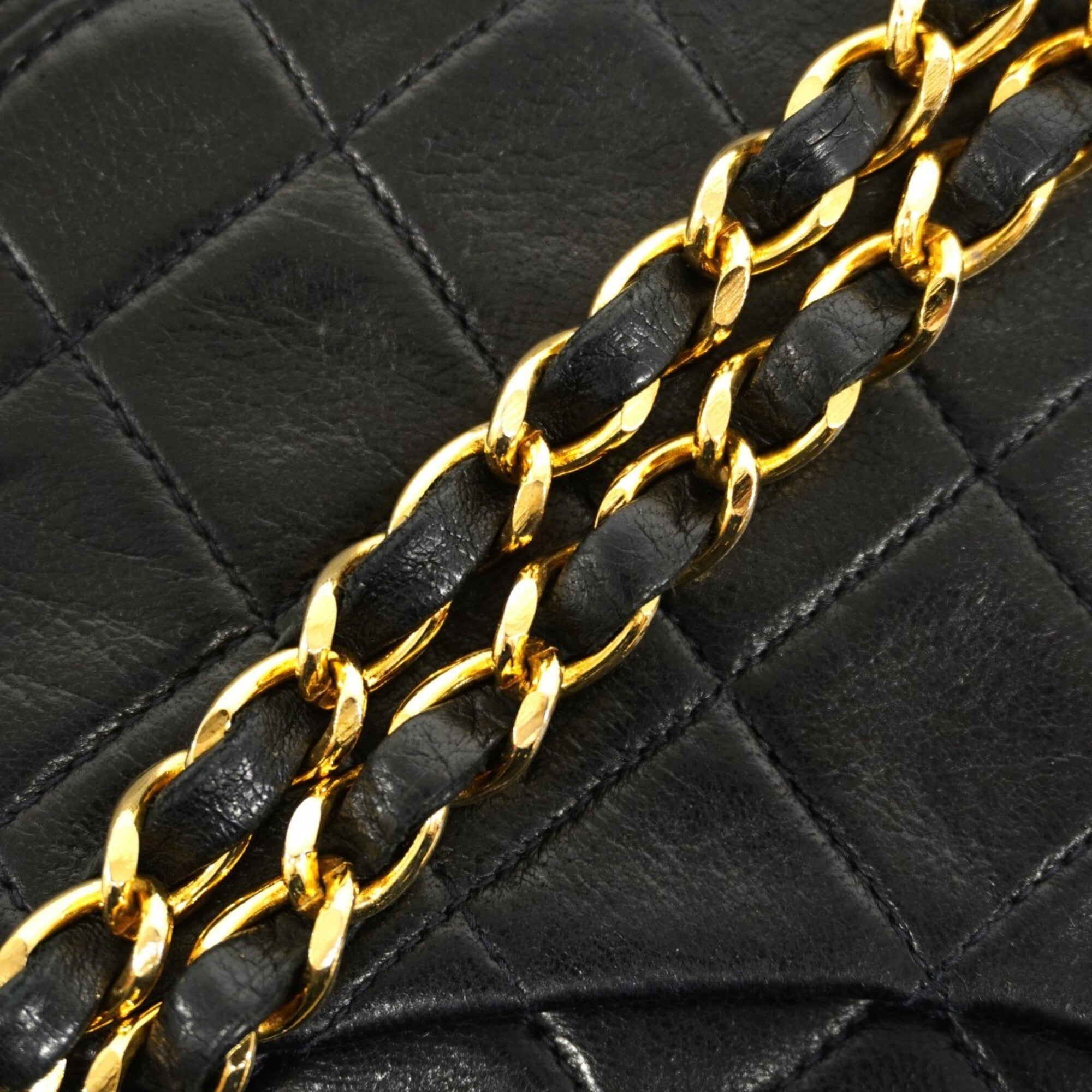 Chanel Black Leather Shoulder Bag (Pre-Owned)