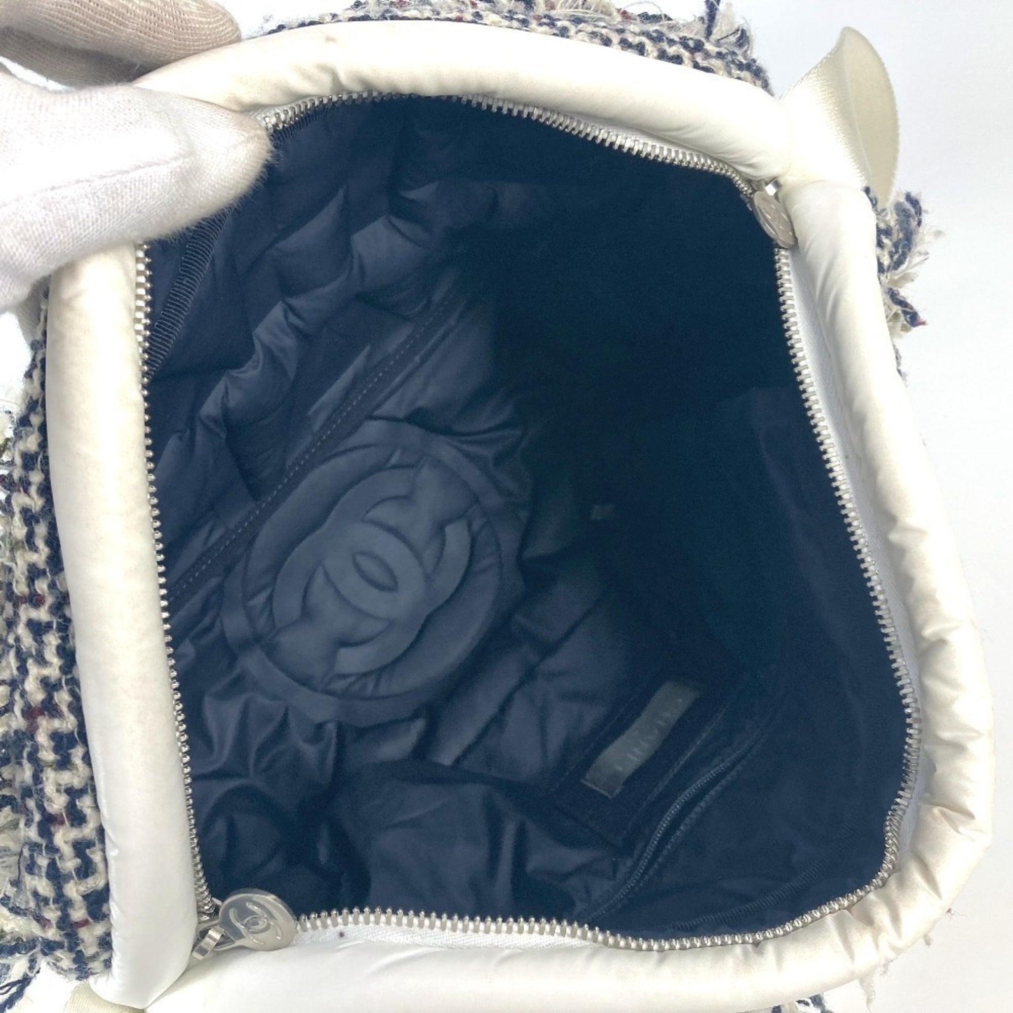 Chanel White Nylon Shoulder Bag (Pre-Owned)