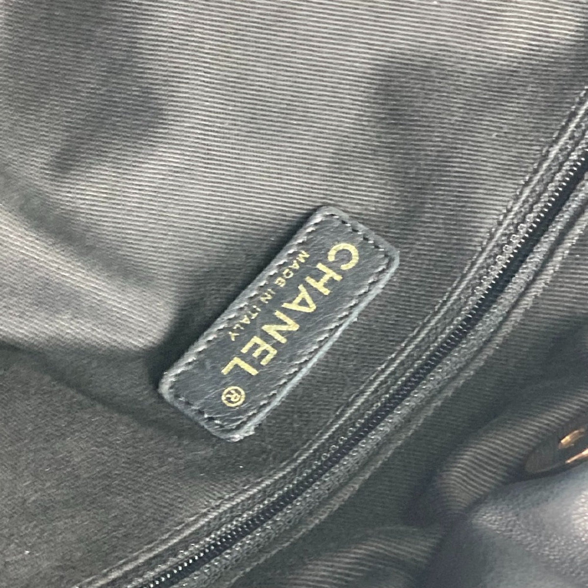 Chanel Black Leather Shoulder Bag (Pre-Owned)
