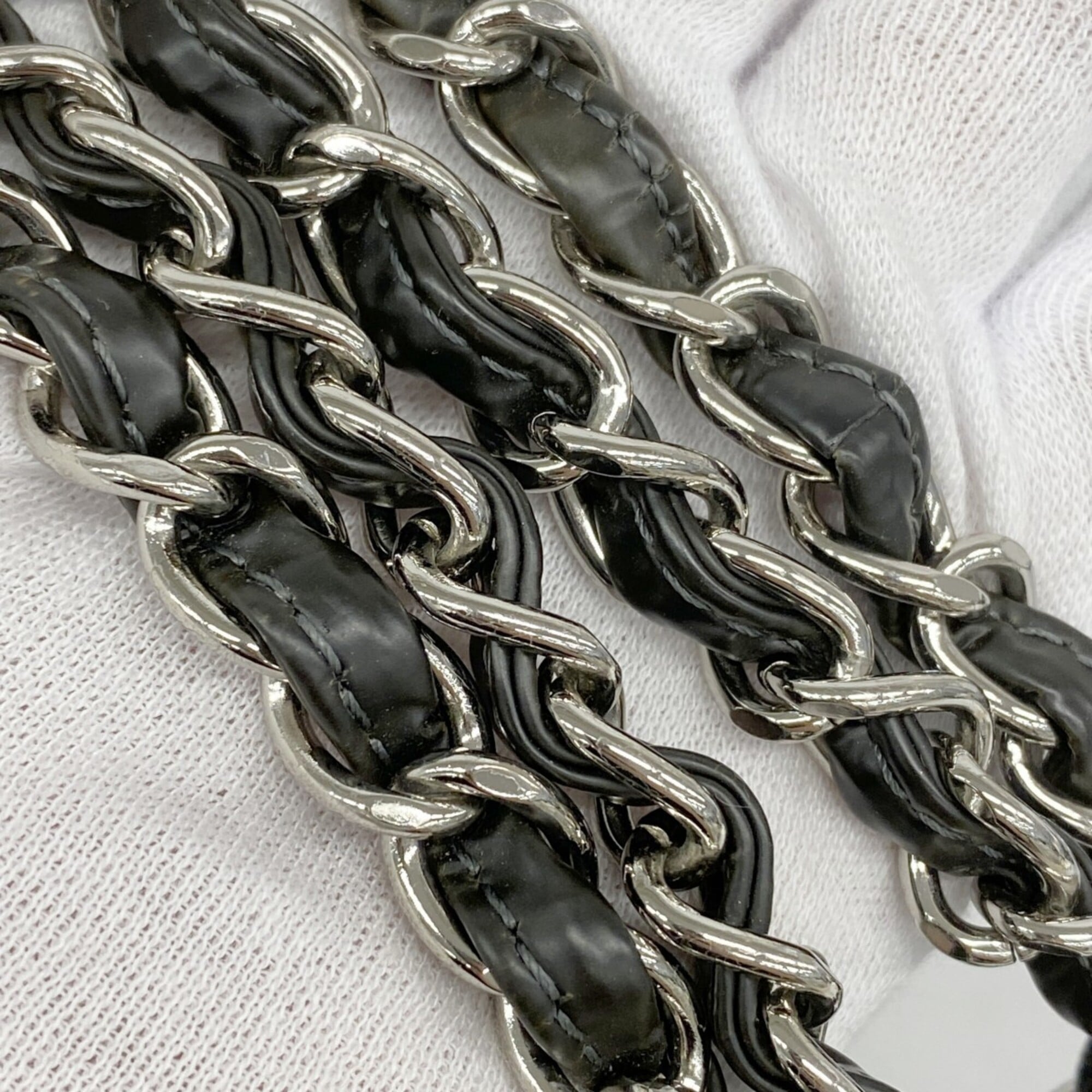 Chanel Black Leather Shoulder Bag (Pre-Owned)