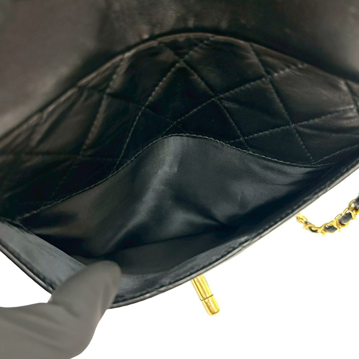 Chanel Matelasse Black Leather Shoulder Bag (Pre-Owned)