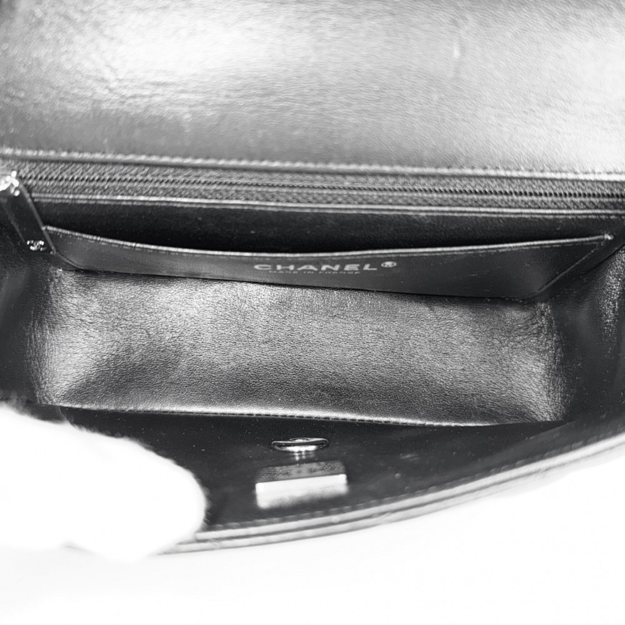 Chanel Black Leather Shoulder Bag (Pre-Owned)
