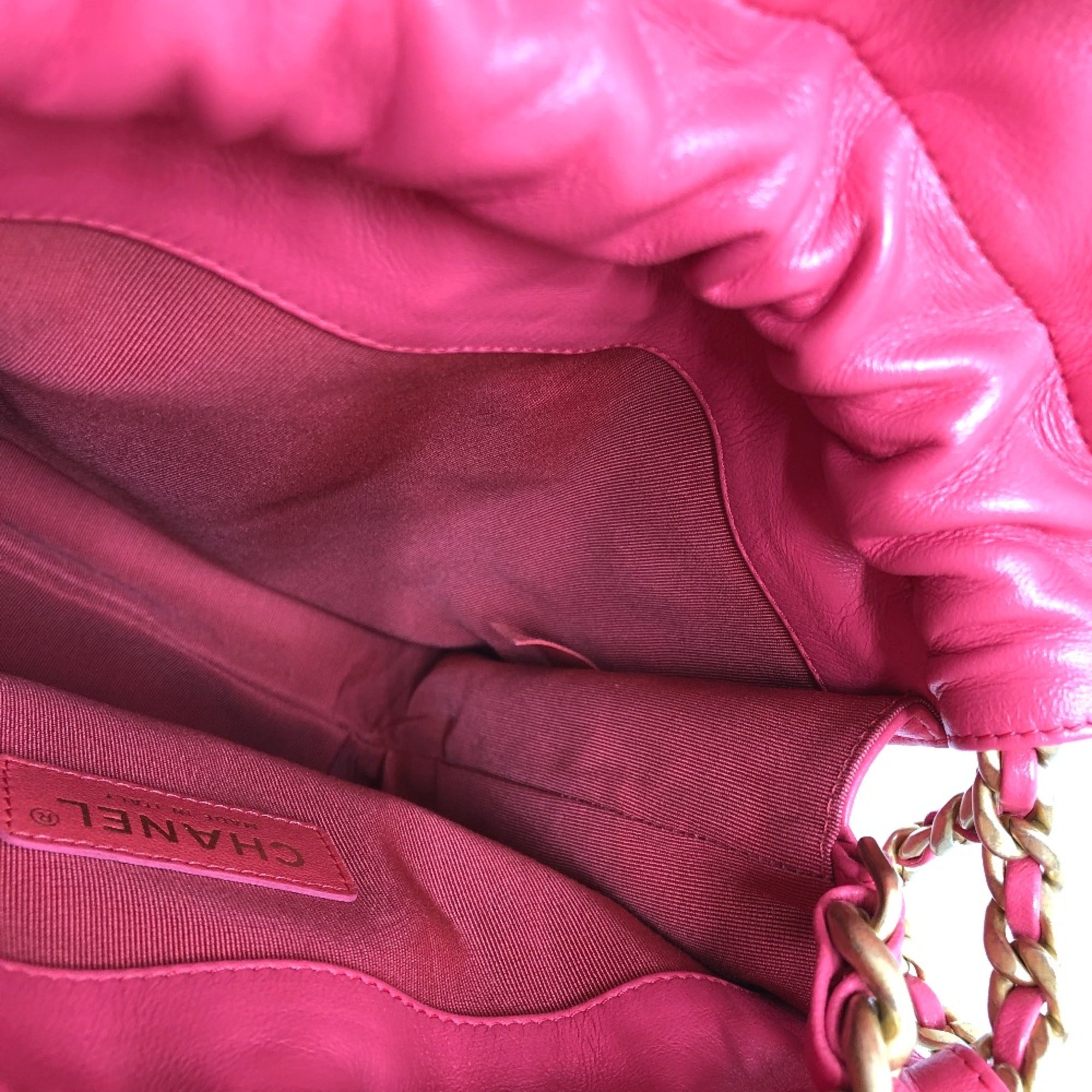 Chanel Pink Leather Handbag (Pre-Owned)