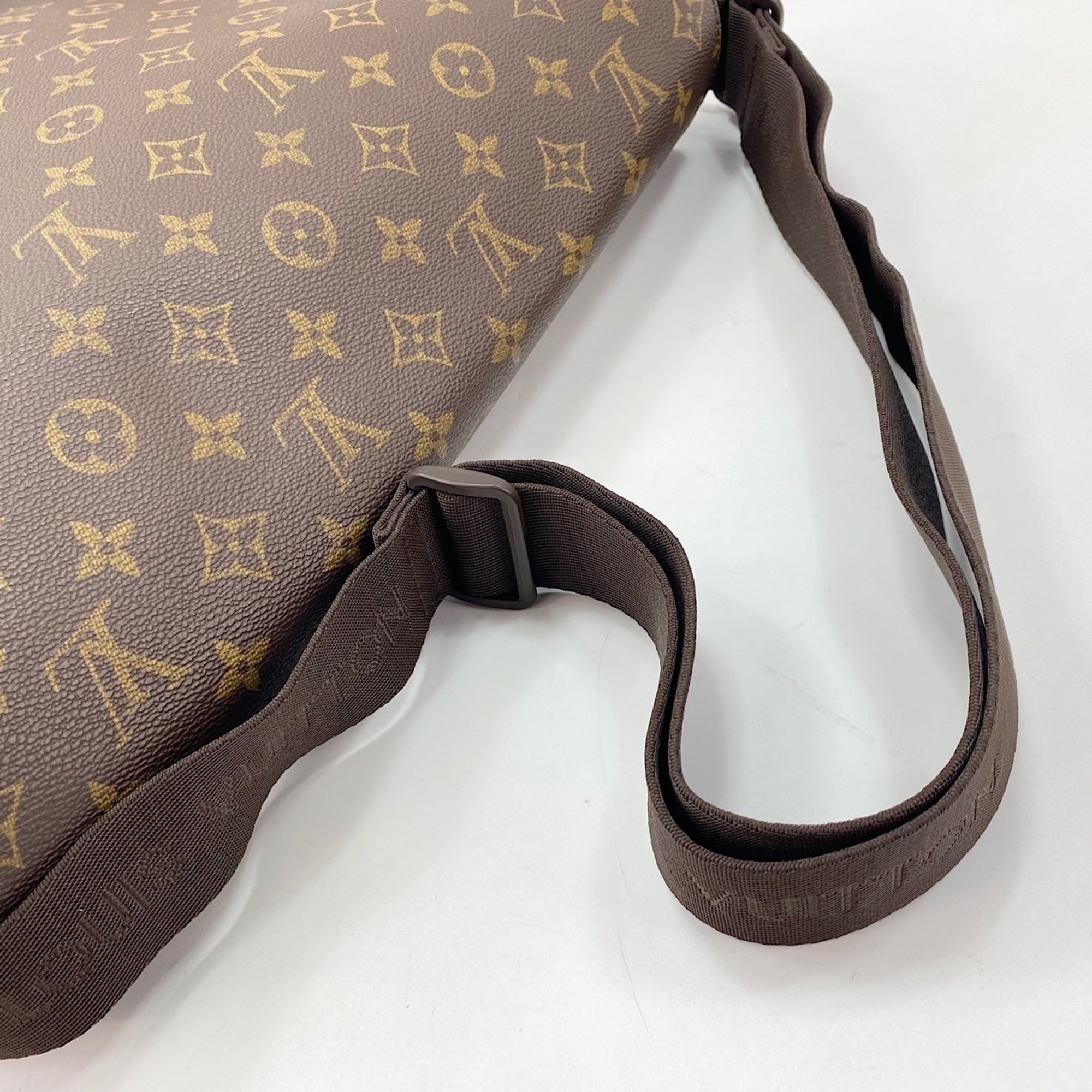 Louis Vuitton Brown Shoulder Bag (Pre-Owned)
