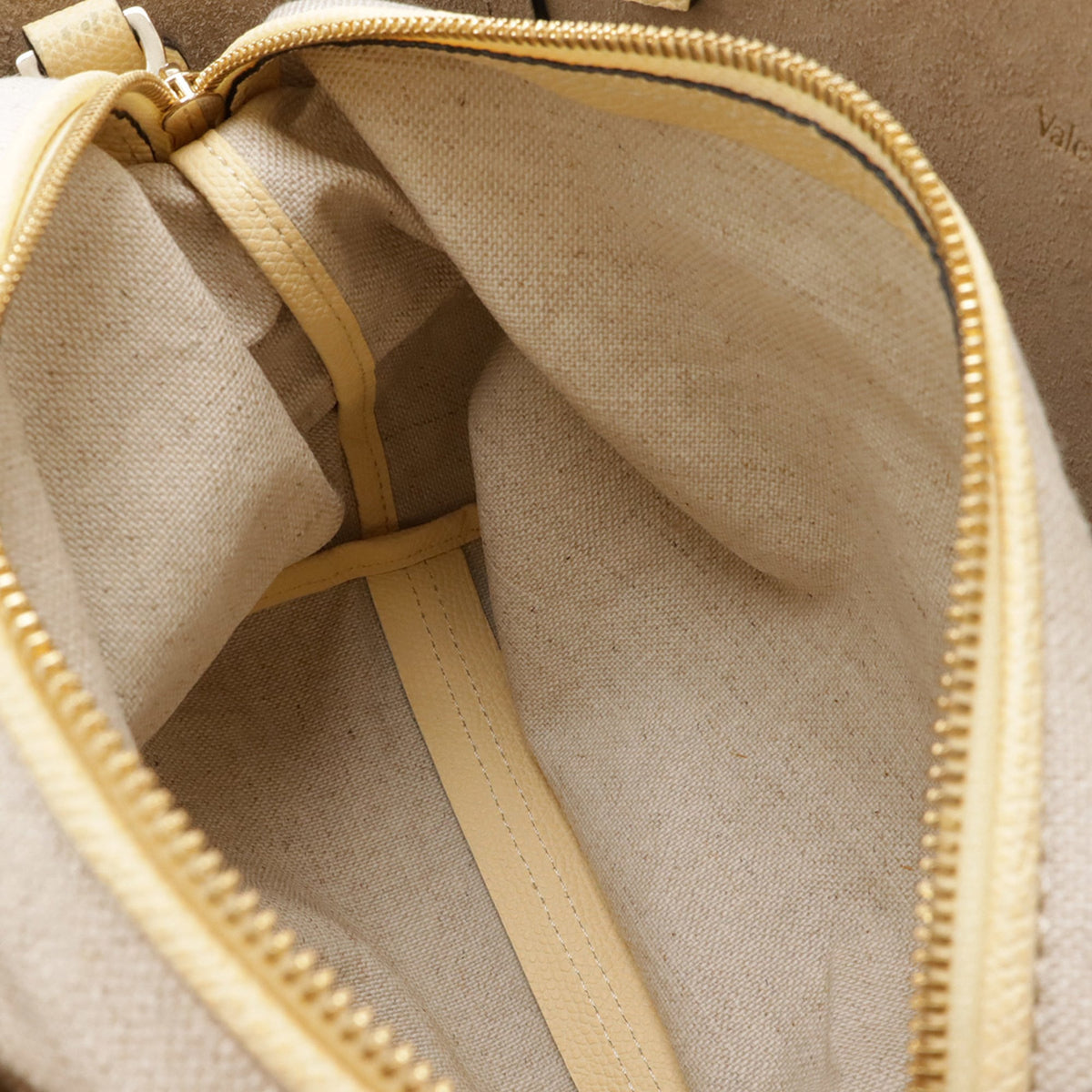 Valextra Cream Leather Pouch Shoulder Bag (Pre-Owned)